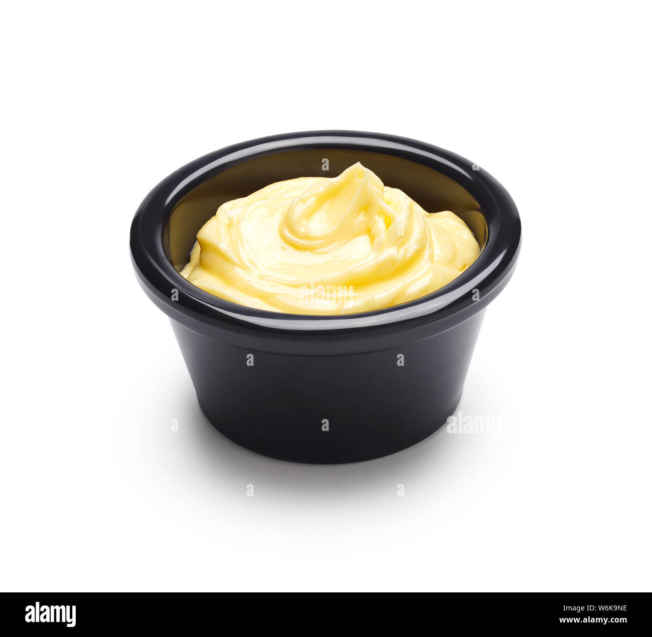 Bol de margarine isolé sur fond blanc - chemin de détourage inclus Banque D'Images