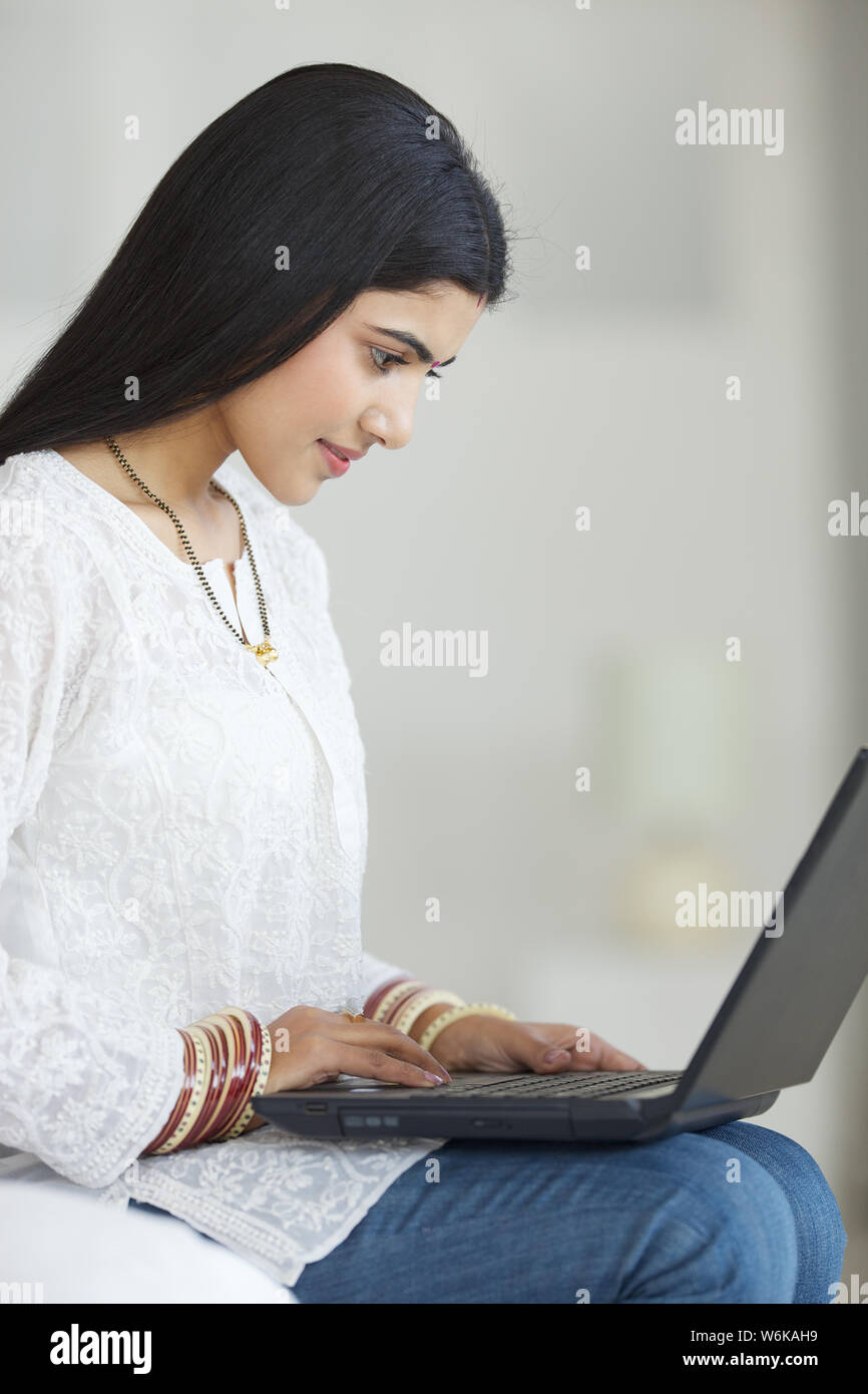 Young woman working on a laptop Banque D'Images