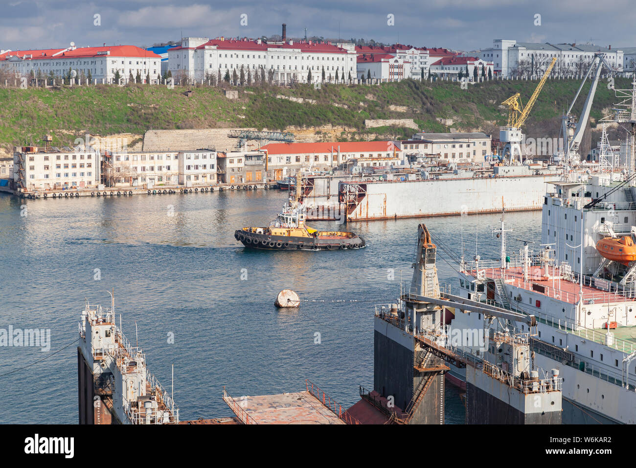 Tug boat va à Yuzhnaya Bay, c'est l'une des baies du port de Sébastopol en Crimée. Banque D'Images