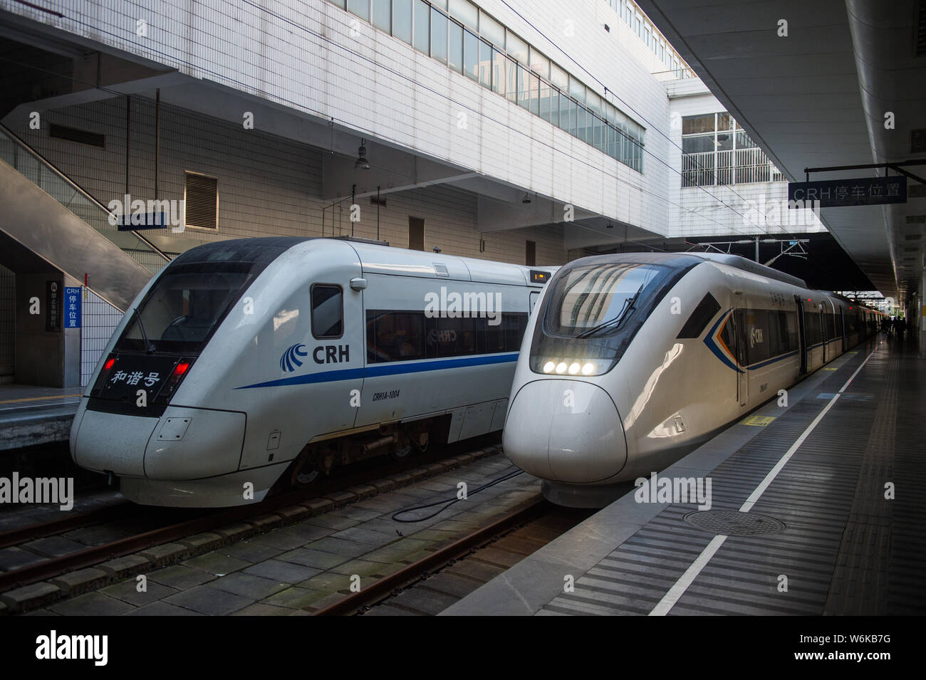 Le CRH6-type, droite, et CRH1-type trains interurbains de Chine la grande vitesse ferroviaire sur le¨CShenzhen Guangzhou Railway sont illustrés à la gare à l'al. Banque D'Images
