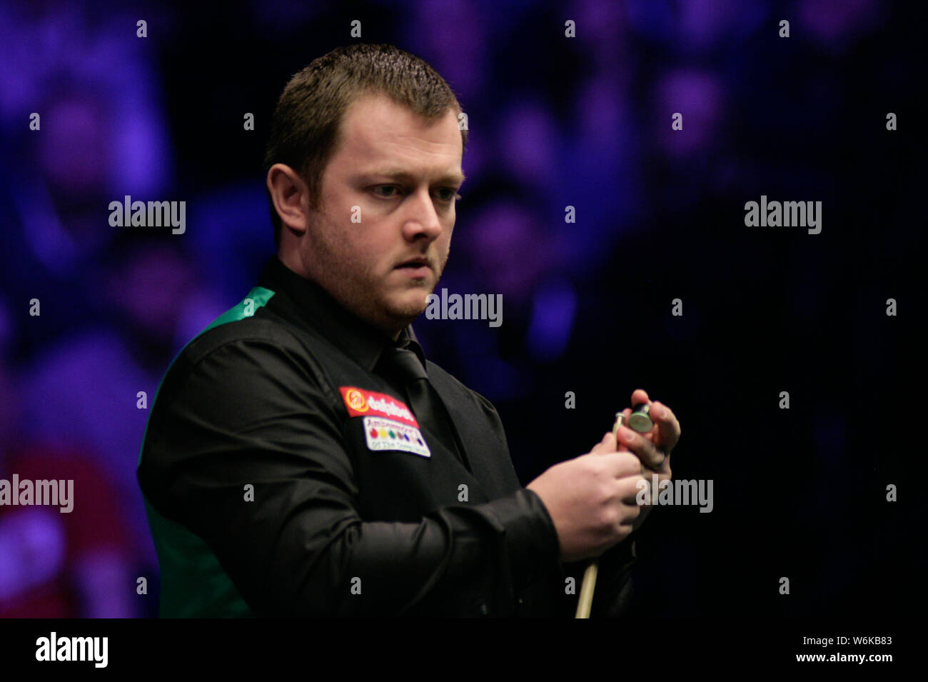 Mark Allen de l'Irlande du Nord estime qu'un coup de feu Kyren Wilson de l'Angleterre dans leur dernier match au cours de la 2018 Dafabet en tournoi Masters snooker Banque D'Images