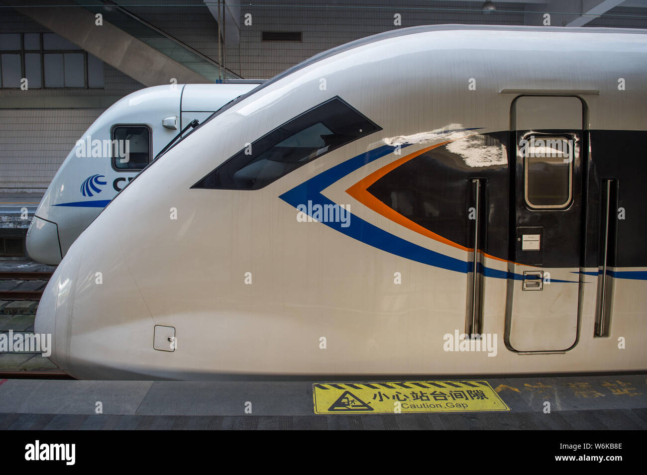 Le CRH6-type, de l'avant et de type CRH1 trains interurbains de Chine la grande vitesse ferroviaire sur le¨CShenzhen Guangzhou Railway sont illustrés à la gare à l'al. Banque D'Images