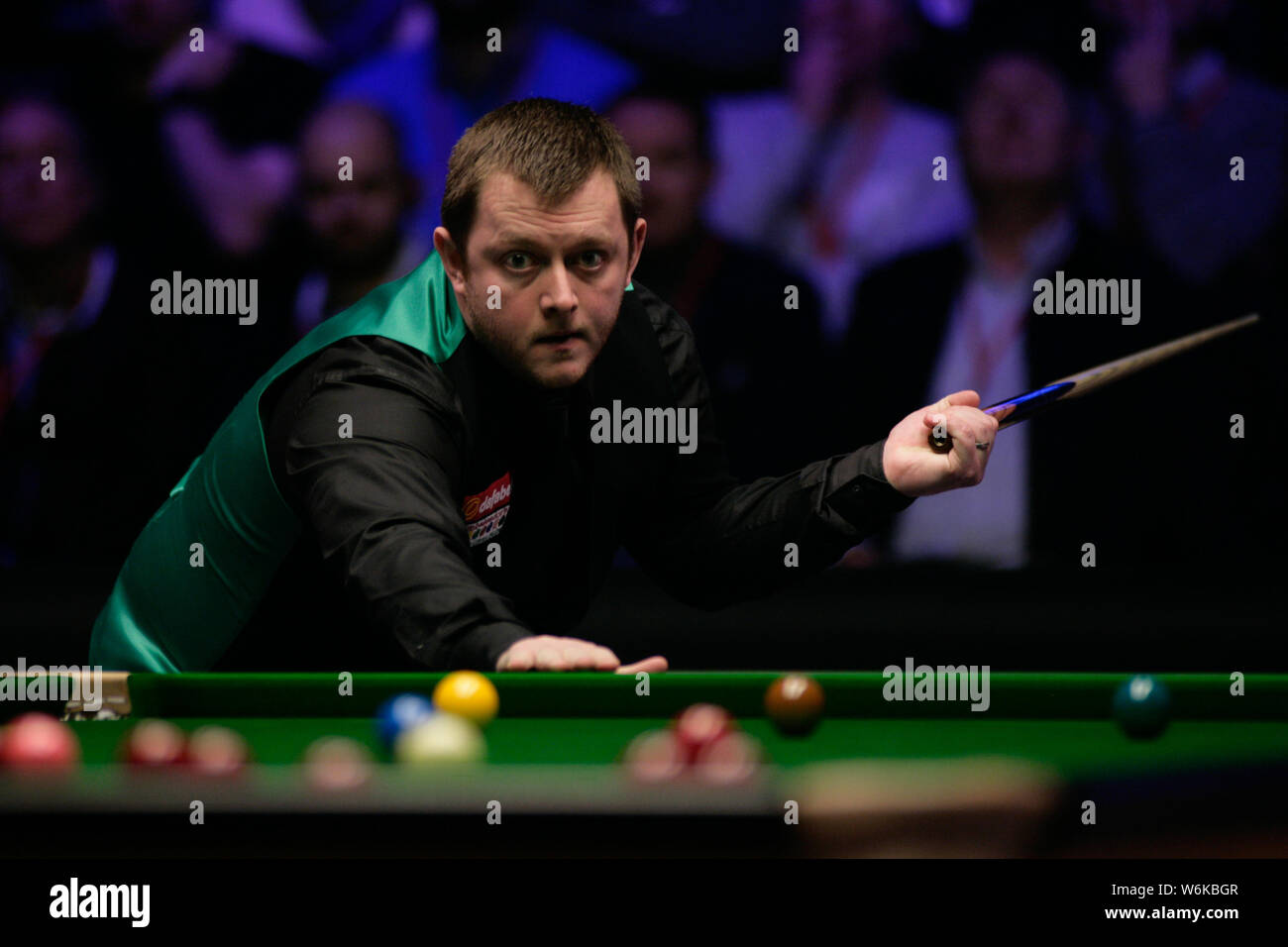 Mark Allen de l'Irlande du Nord estime qu'un coup de feu Kyren Wilson de l'Angleterre dans leur dernier match au cours de la 2018 Dafabet en tournoi Masters snooker Banque D'Images