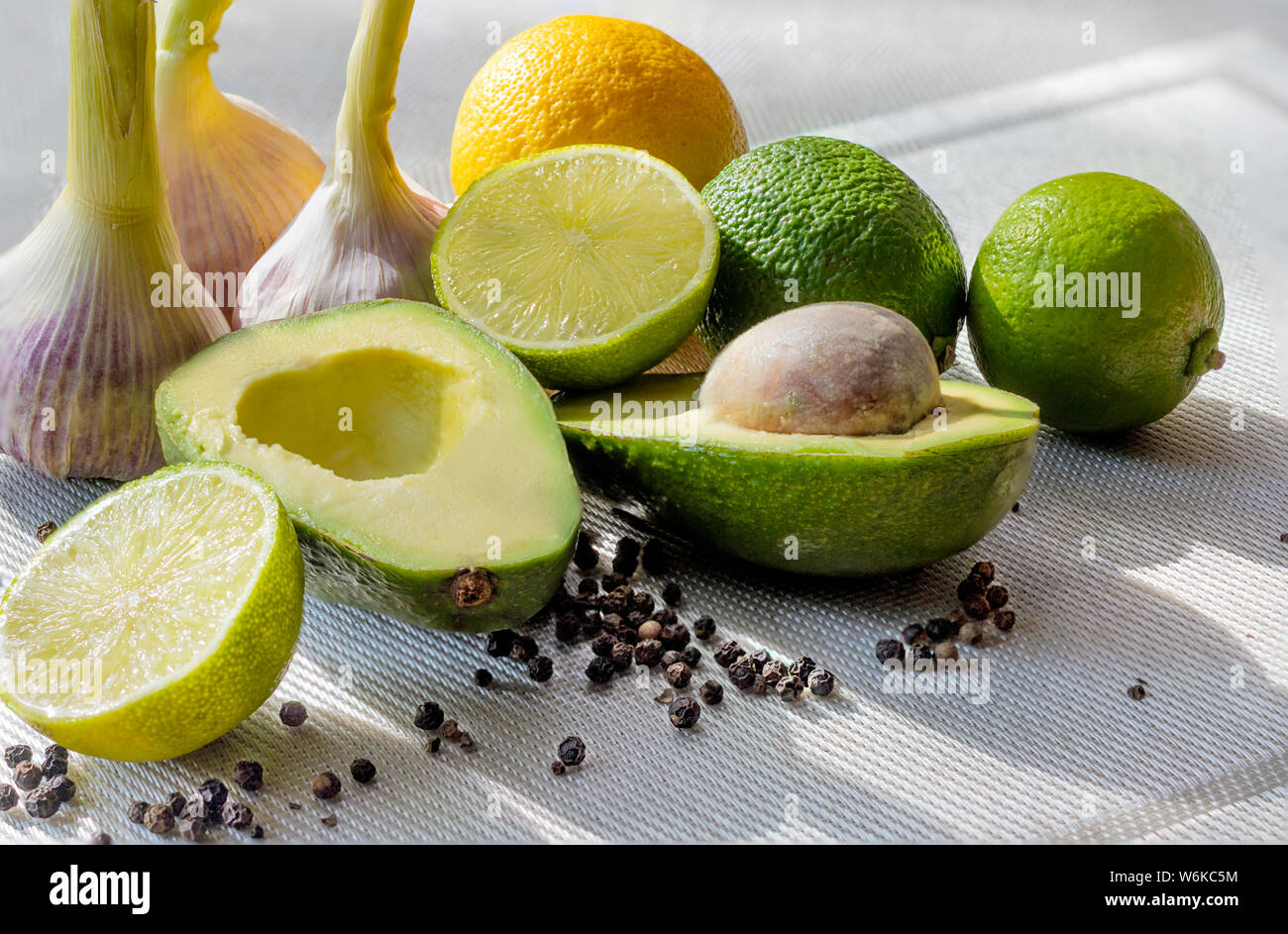 Les pâtes de l'avocat. La chaux d'avocat, le citron, l'ail et poivre. La lumière naturelle. Banque D'Images