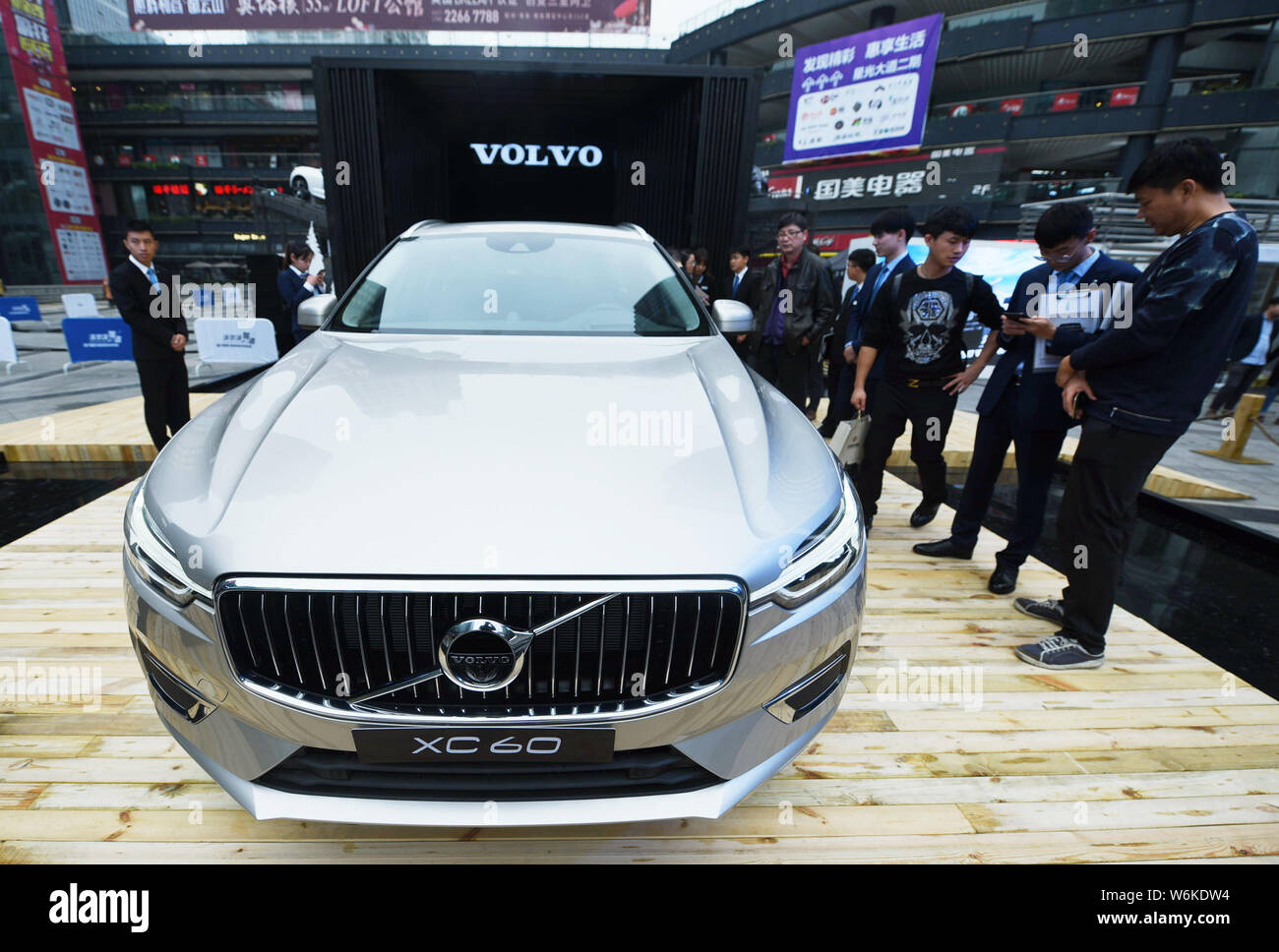 --FILE--une Volvo XC60 est à l'écran lors d'une exposition d'automobiles dans la ville de Hangzhou, Zhejiang Province de Chine orientale, le 17 novembre 2017. Volvo Trucks Banque D'Images