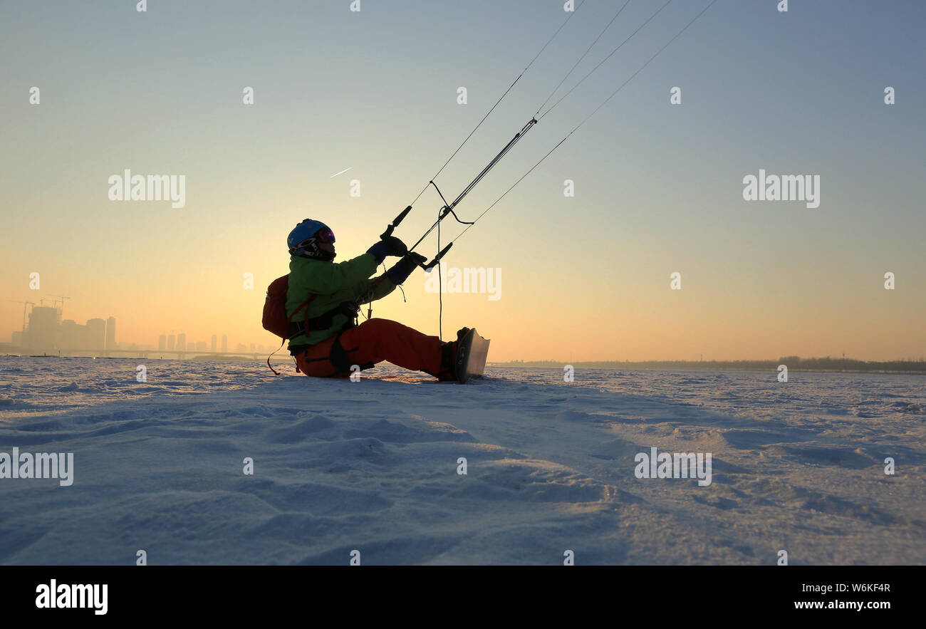 Un snowkiter utilise un grand cerf-volant à sauter en l'air dans la ville de Harbin, au nord-est de la province de la Chine, le 4 janvier 2018. Le Snowkite ou Kite ski Banque D'Images