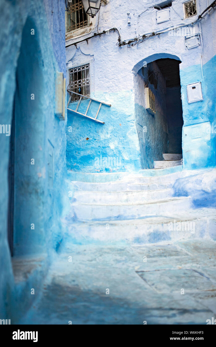 Vue imprenable sur une ruelle étroite avec la substitution, bleu bâtiments blanchis à la chaux. Chefchaouen, ou Chaouen, est une ville dans les montagnes du Rif du Maroc. Banque D'Images