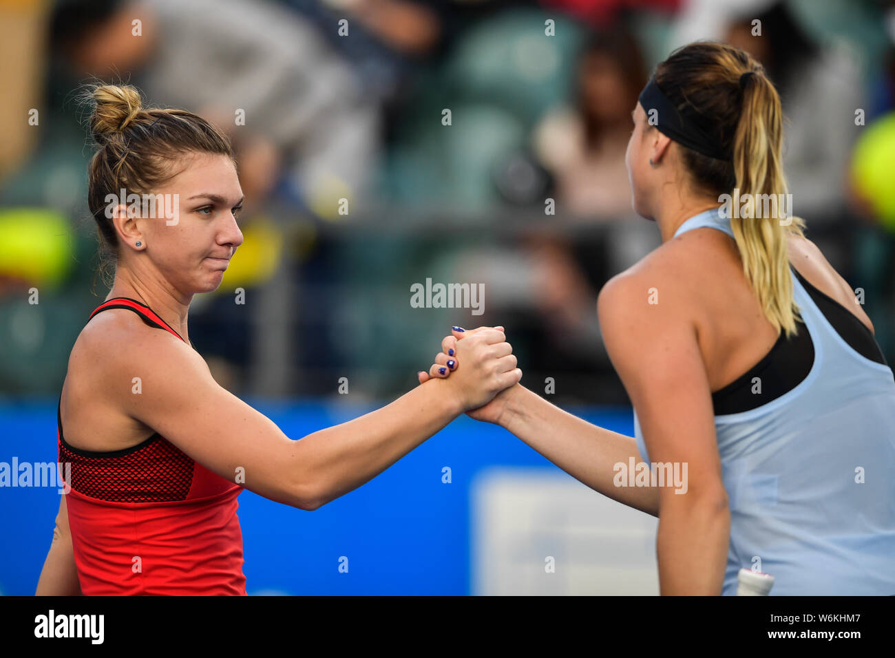 De la Roumanie : Simona interagit avec Sabalenka Aryna du Bélarus après leurs dames en quart de finale de l'Open de tennis WTA 2018 Shenzhen Banque D'Images