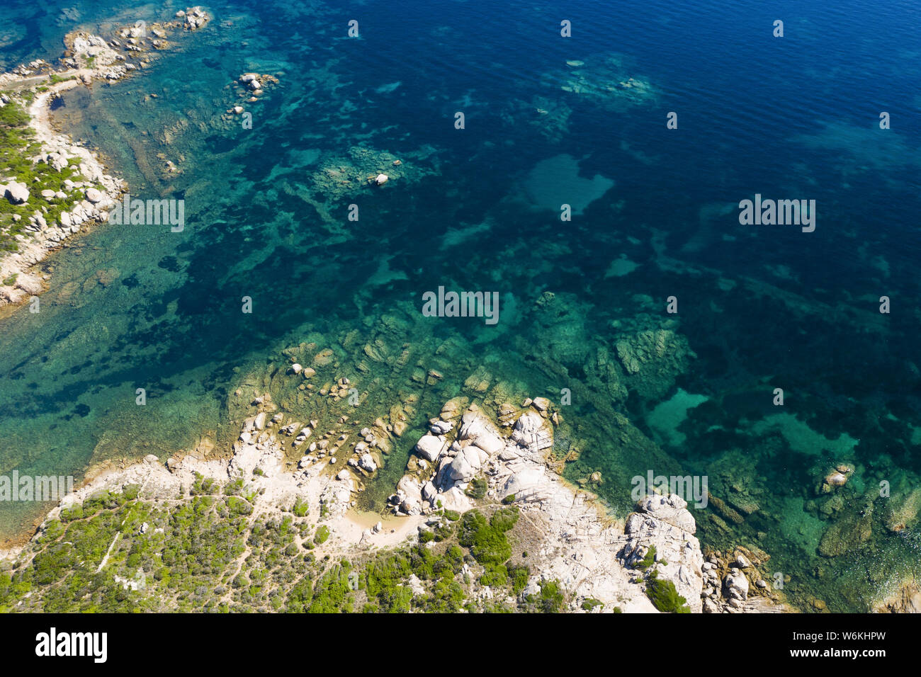 Vue de dessus, superbe vue aérienne d'une côte rocheuse verte baignée par une belle mer turquoise. La Costa Smeralda (Côte d'Émeraude) Sardaigne (Italie). Banque D'Images