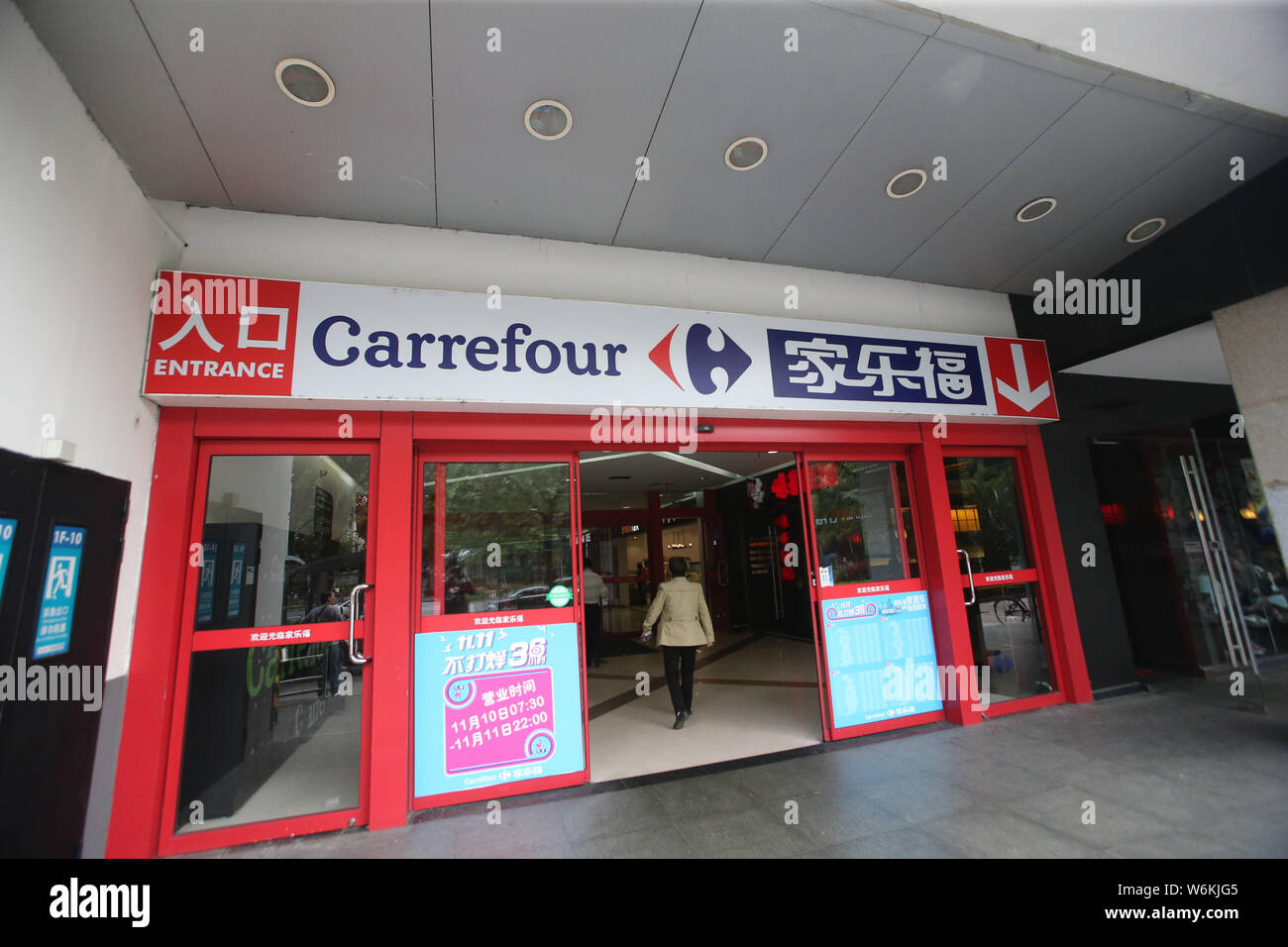 --FILE--un client entre dans un supermarché de Carrefour à Shanghai, Chine, 27 octobre 2016. Les médias français que Carrefour détaillant peut vendre ses Banque D'Images