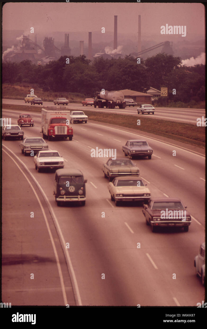 Obscurcit l'HORIZON DE SMOG de Birmingham. L'ABONDANCE DE LA VILLE DE CHARBON, DE FER ET DE CALCAIRE PREND EN CHARGE Deux fours de U.S. Steel et comme l'industrie lourde comme PIPE, LES MACHINES ET LA PRODUCTION DE WAGONS DE MARCHANDISES Banque D'Images