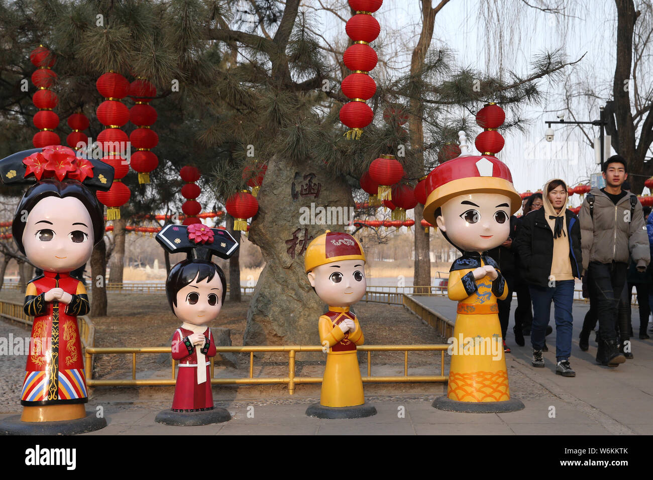 On visite l'Ancien Palais d'été, connu comme le Palais d'hiver, ou de Yuanmingyuan Yuan Ming Yuan, décoré de lampions rouges et des sculptures de cartoon Banque D'Images