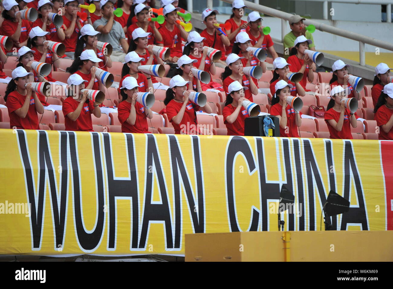 --FILE--North Korean cheerleaders effectuer d'appuyer dans leur match de la Corée du Nord contre la Corée du Sud au cours de la 2015 men's match de l'EAFF Banque D'Images