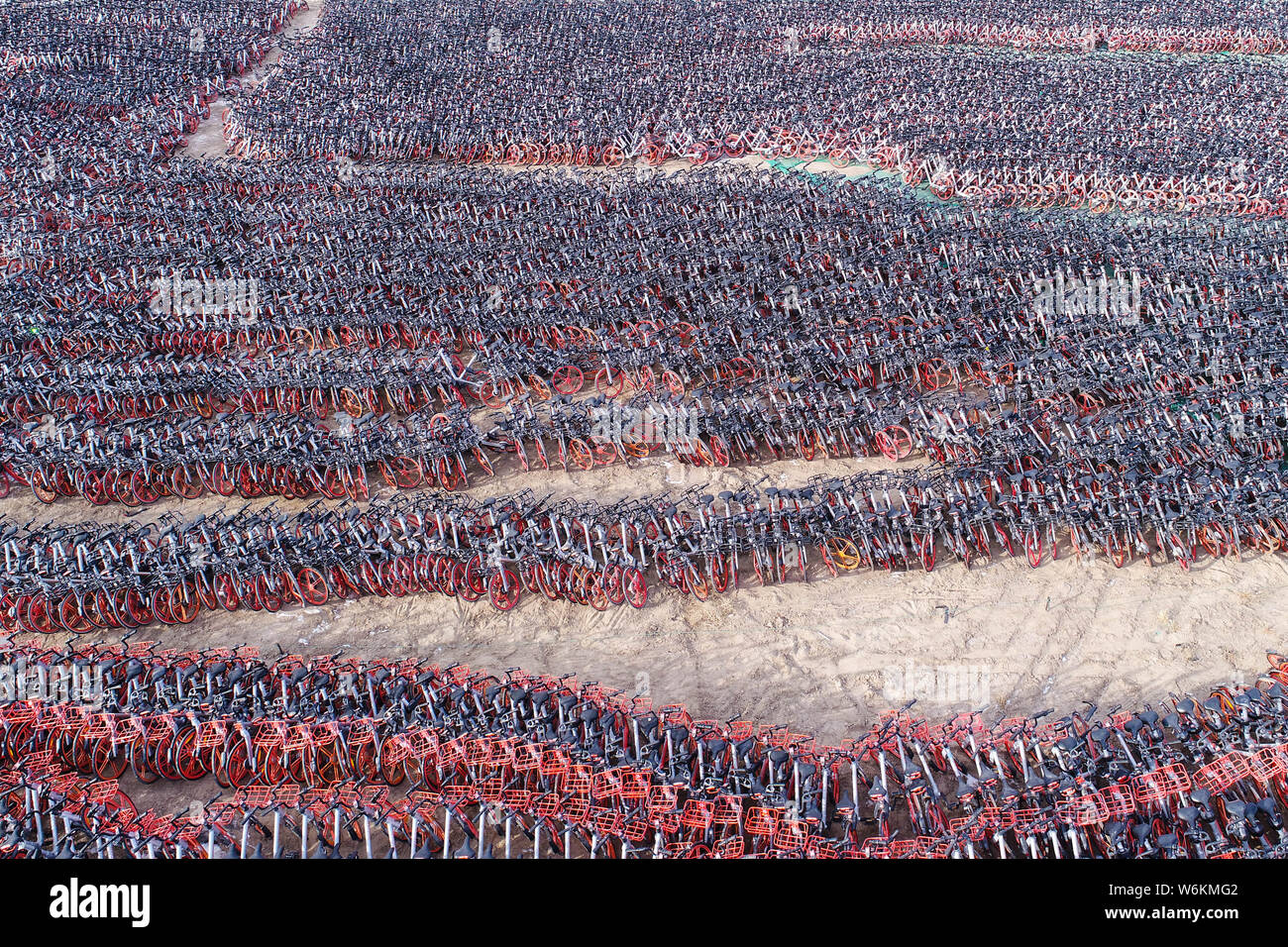 Des milliers de bicyclettes de vélo libre-service Mobike sont alignés à un espace ouvert à Yinchuan ville, du nord-ouest de la Chine, région autonome du Ningxia Hui Banque D'Images