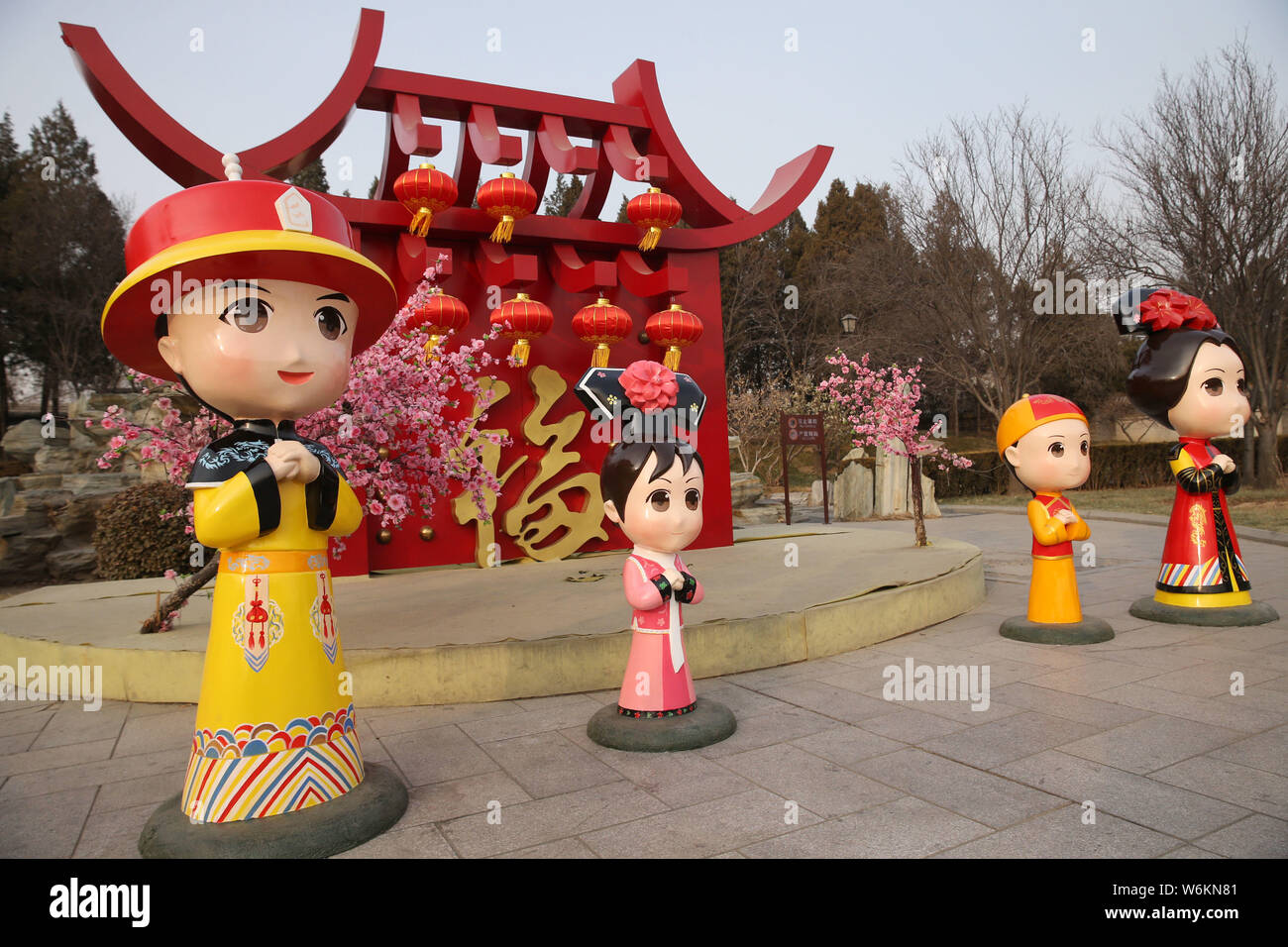 L'Ancien Palais d'été, connu comme le Palais d'hiver, ou de Yuanmingyuan, Yuan Ming Yuan est décorée avec des lanternes rouges et des sculptures de personnages de dessins animés Banque D'Images