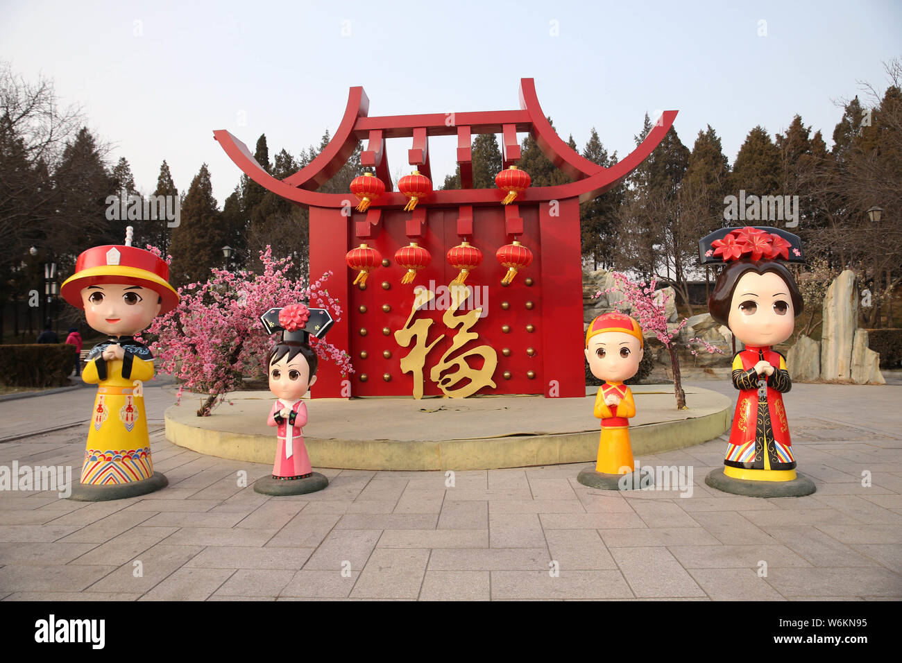 L'Ancien Palais d'été, connu comme le Palais d'hiver, ou de Yuanmingyuan, Yuan Ming Yuan est décorée avec des lanternes rouges et des sculptures de personnages de dessins animés Banque D'Images