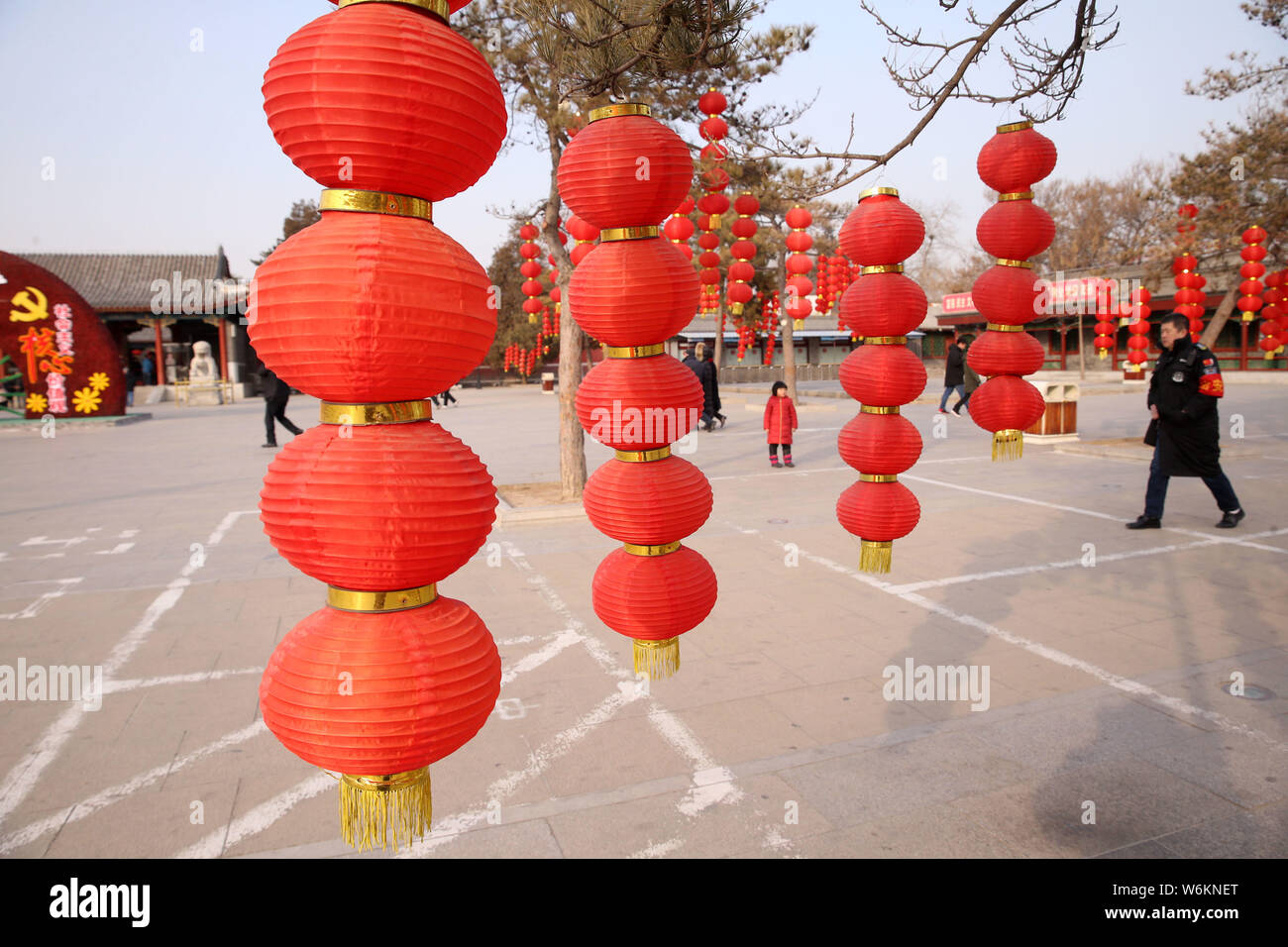 L'Ancien Palais d'été, connu comme le Palais d'hiver, ou de Yuanmingyuan, Yuan Ming Yuan est décorée avec des lanternes rouges à Beijing, Chine, 21 janvier 2018. Banque D'Images