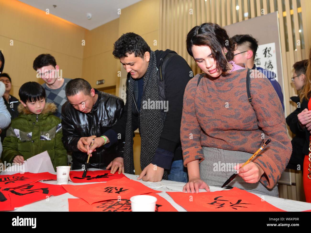 Les étudiants étrangers apprendre à écrire calligraphie chinoise à Hefei city, est de la Chine, la province de l'Anhui, 16 janvier 2018. Comme le Nouvel An chinois est l'aen dessin Banque D'Images
