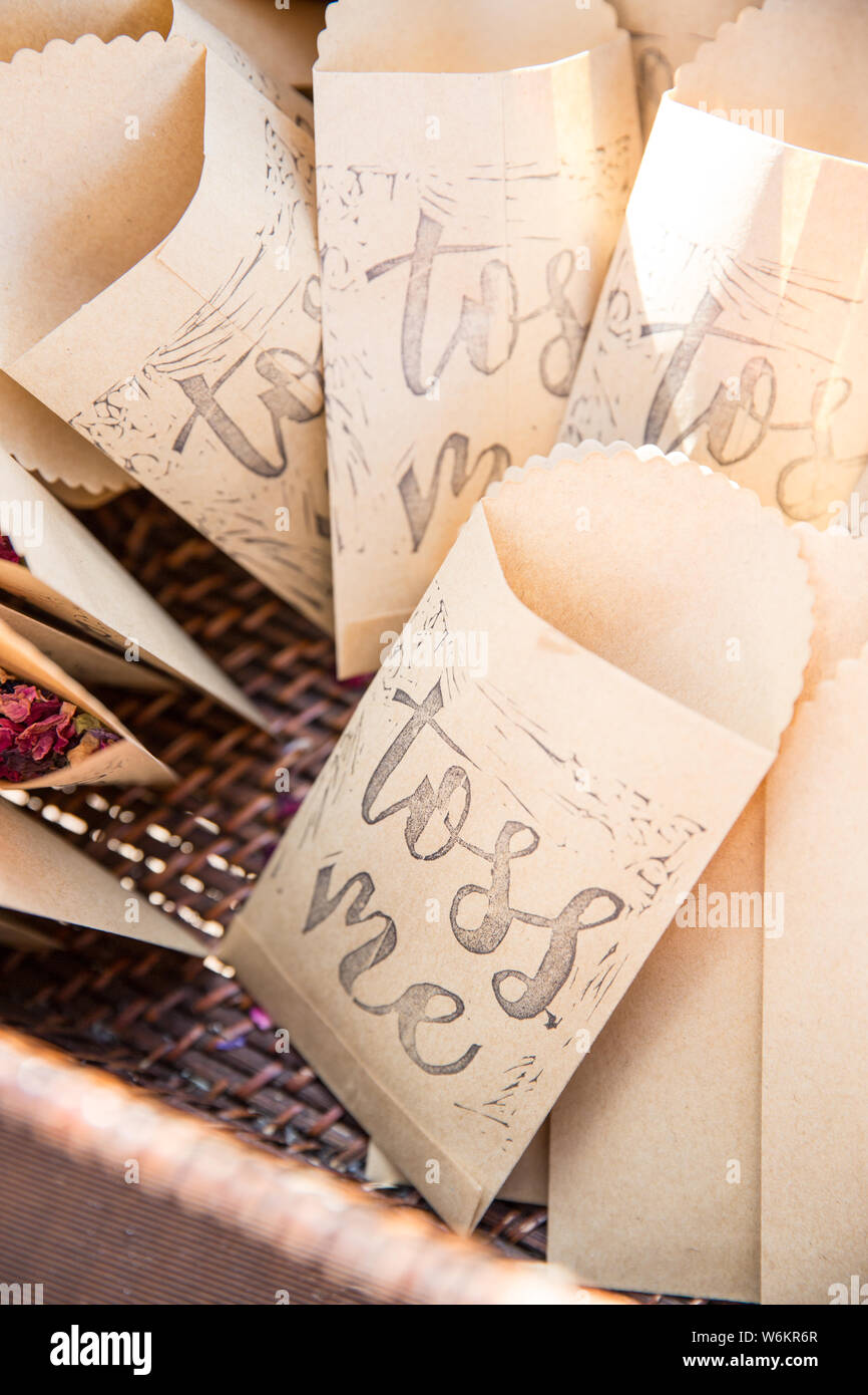 Enveloppe de papier contenant des pétales confettis Banque D'Images