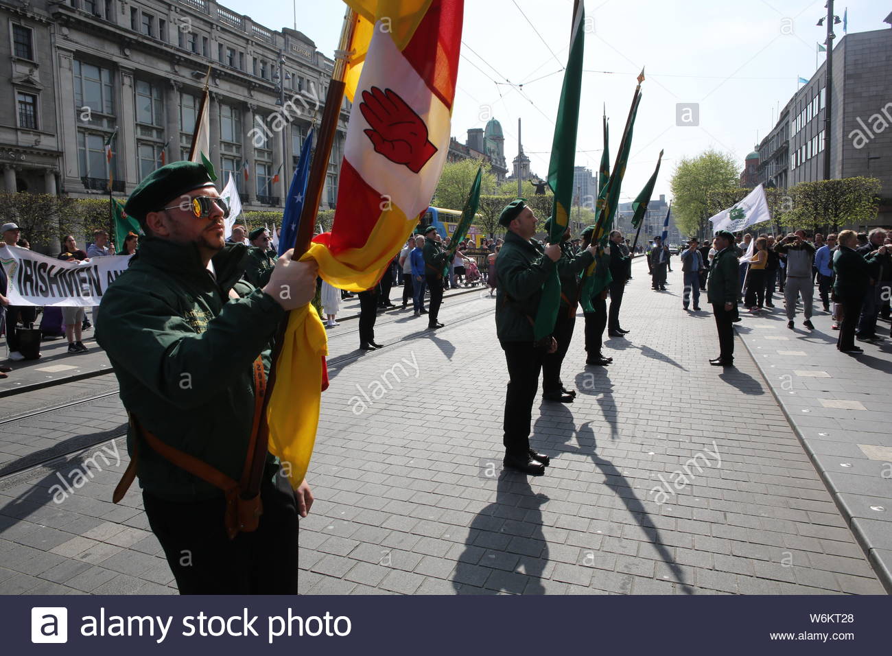 Un défilé militaire a eu lieu à Dublin pour commémorer le 1916 à la hausse. Militants en uniforme de style militaire ont défilé à Dublin, suivi d'un s Banque D'Images