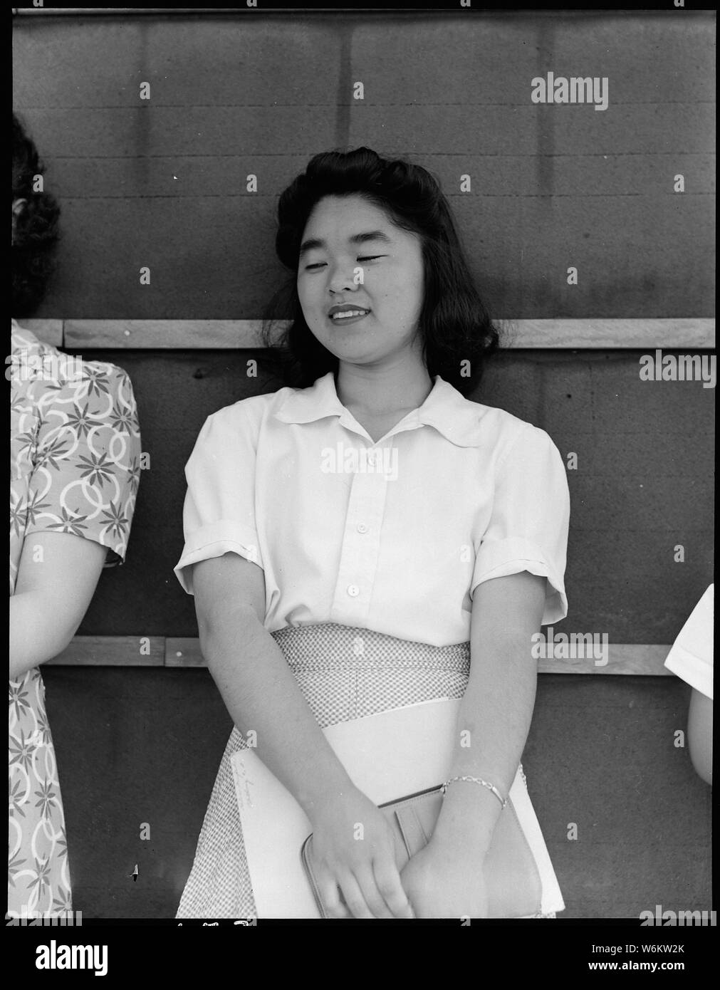 Sacramento, Californie. Cette personne évacuée d'origine japonaise est diplômé de l'Fresno State College . . . ; Portée et contenu : la légende complète pour cette photographie se lit comme suit : Sacramento, en Californie. Cette personne évacuée d'origine japonaise est diplômé de l'Fresno State College avec une spécialisation en éducation. Elle est l'un de ceux qui ont commencé un jardin d'école à ce centre pour plus de 300 des plus jeunes enfants évacués. Banque D'Images