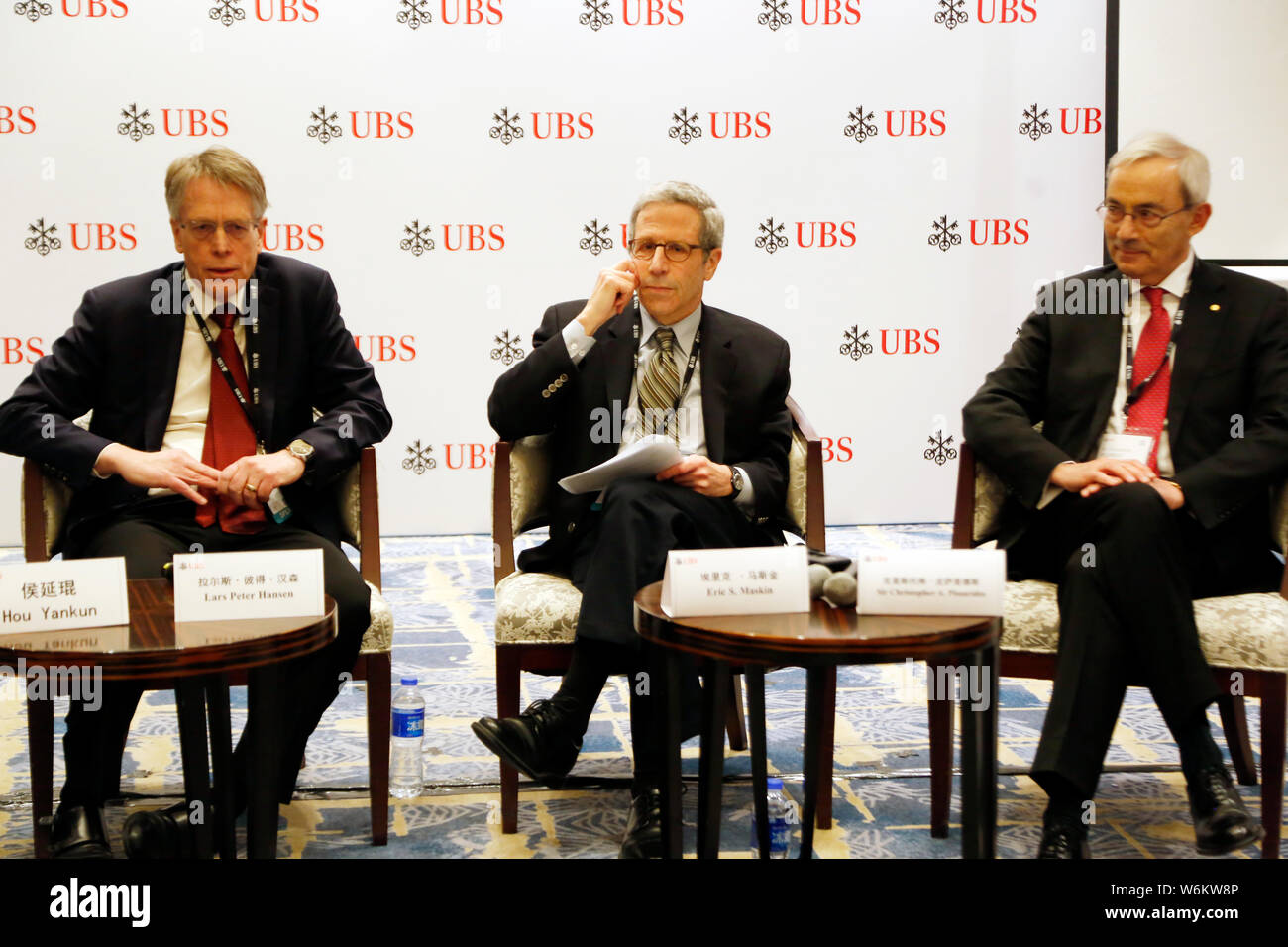 (De gauche) d'économistes américains Lars Peter Hansen et Eric S. Maskin, économiste et British-Cypriot Sir Christopher A. Pissarides assister à un séminaire lau Banque D'Images