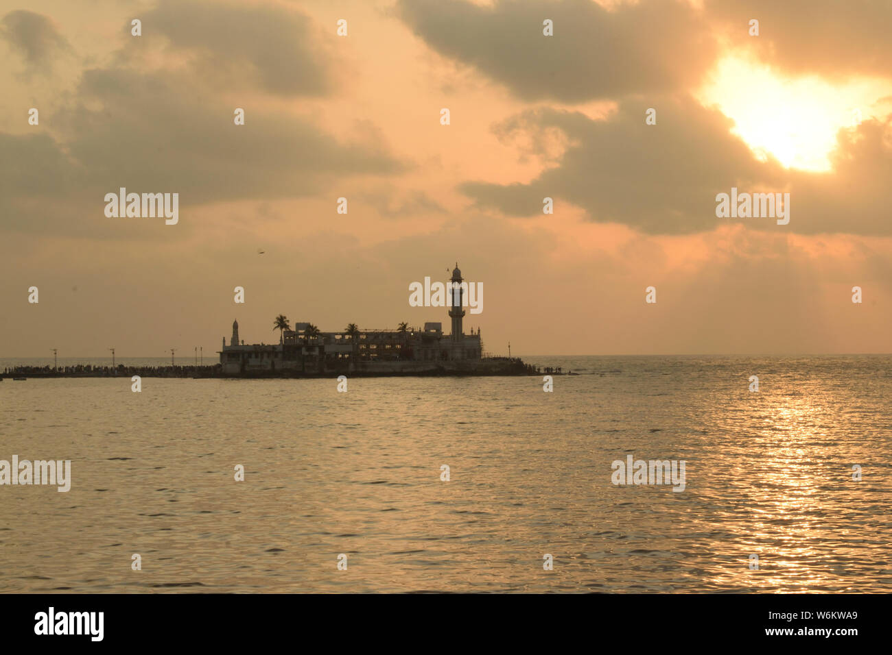 Silhouette d'Haji Ali culte au coucher du soleil Banque D'Images