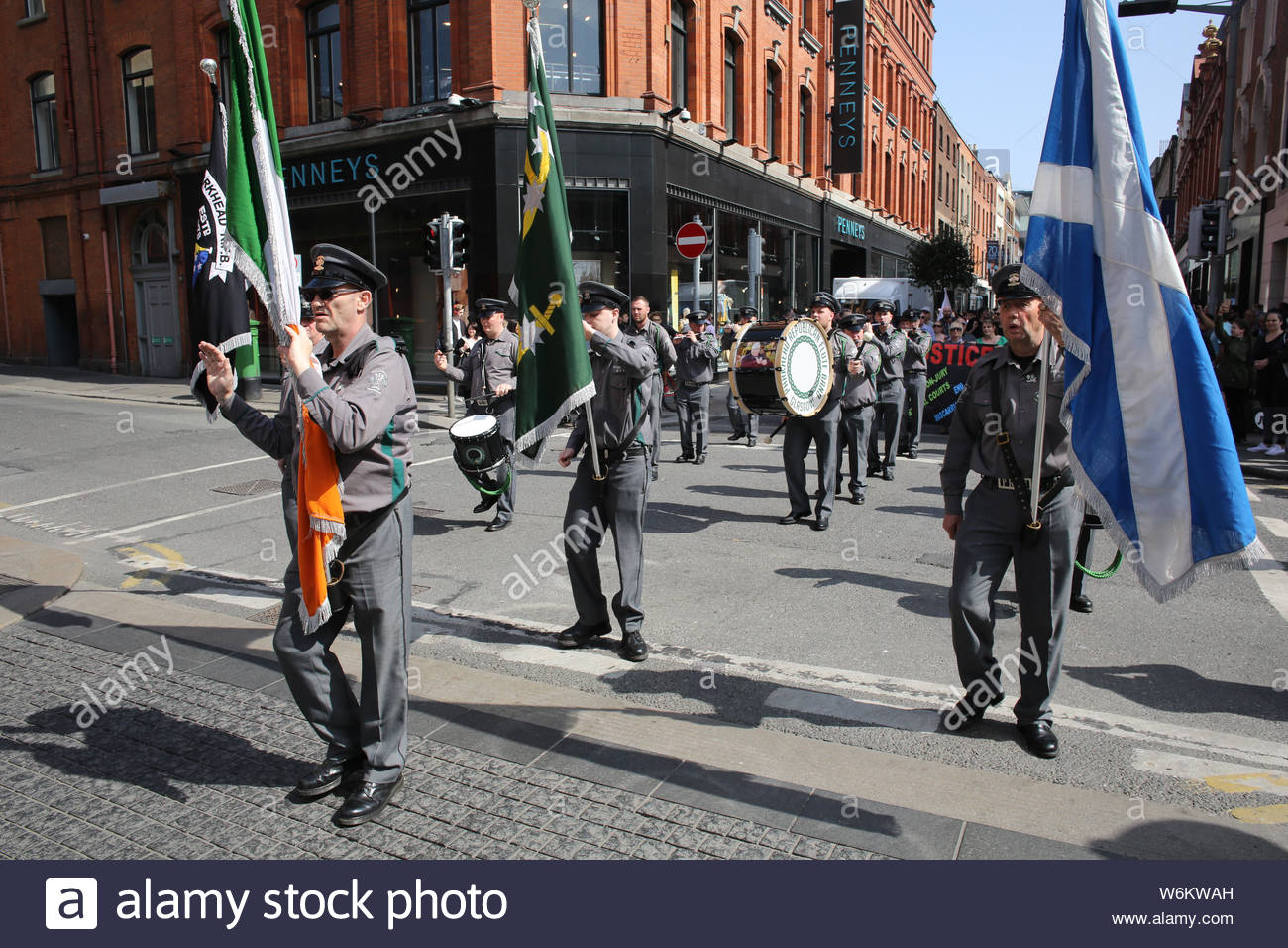 Un défilé militaire a eu lieu à Dublin pour commémorer le 1916 à la hausse. Les militants républicains en uniformes verts ont défilé dans la ville de Dublin c Banque D'Images
