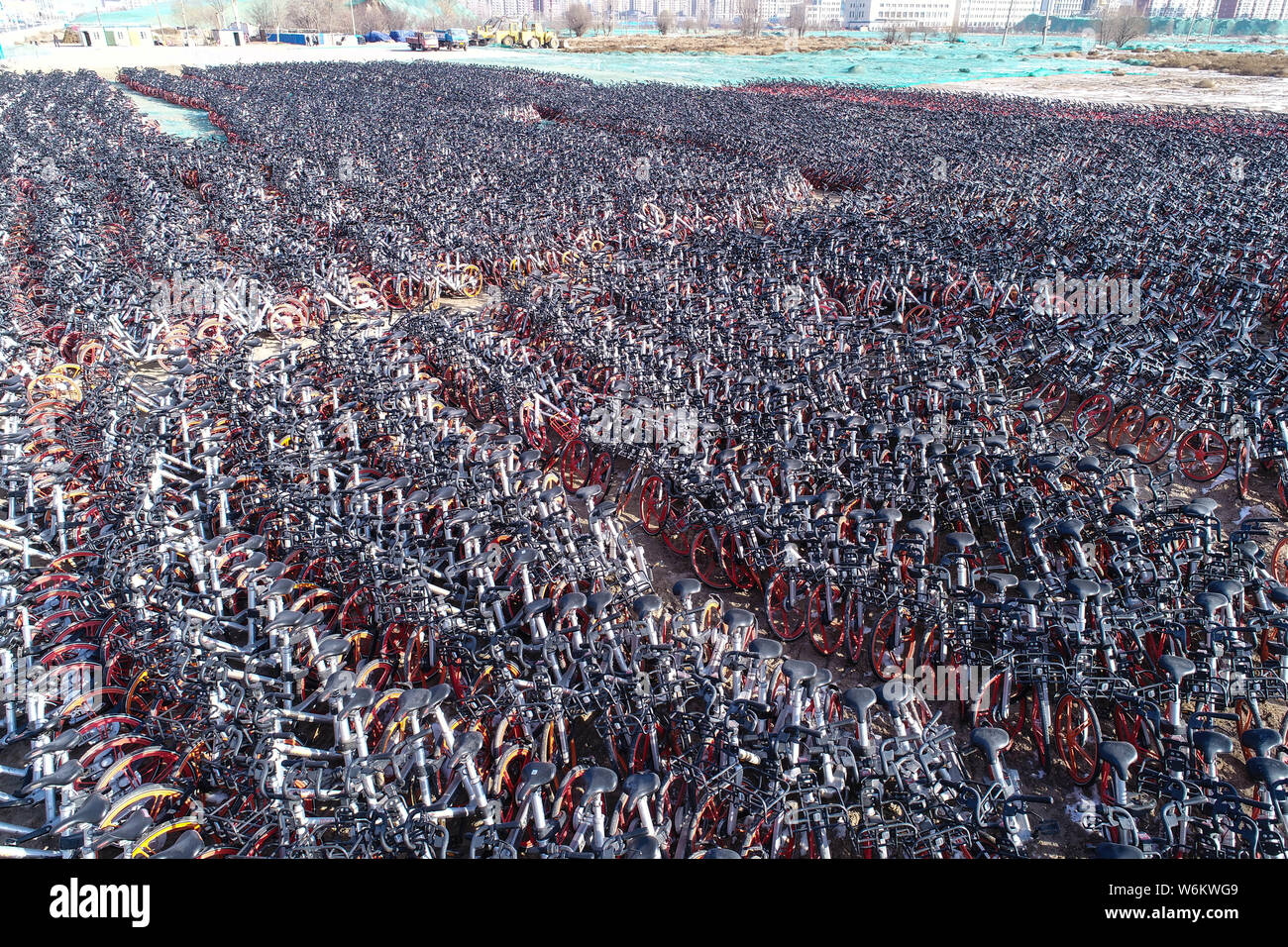 Des milliers de bicyclettes de vélo libre-service Mobike sont alignés à un espace ouvert à Yinchuan ville, du nord-ouest de la Chine, région autonome du Ningxia Hui Banque D'Images