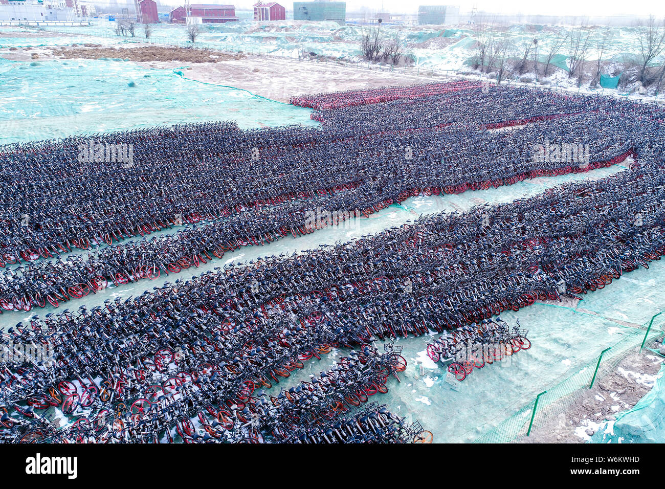 Des milliers de bicyclettes de vélo libre-service Mobike sont alignés à un espace ouvert à Yinchuan ville, du nord-ouest de la Chine, région autonome du Ningxia Hui Banque D'Images
