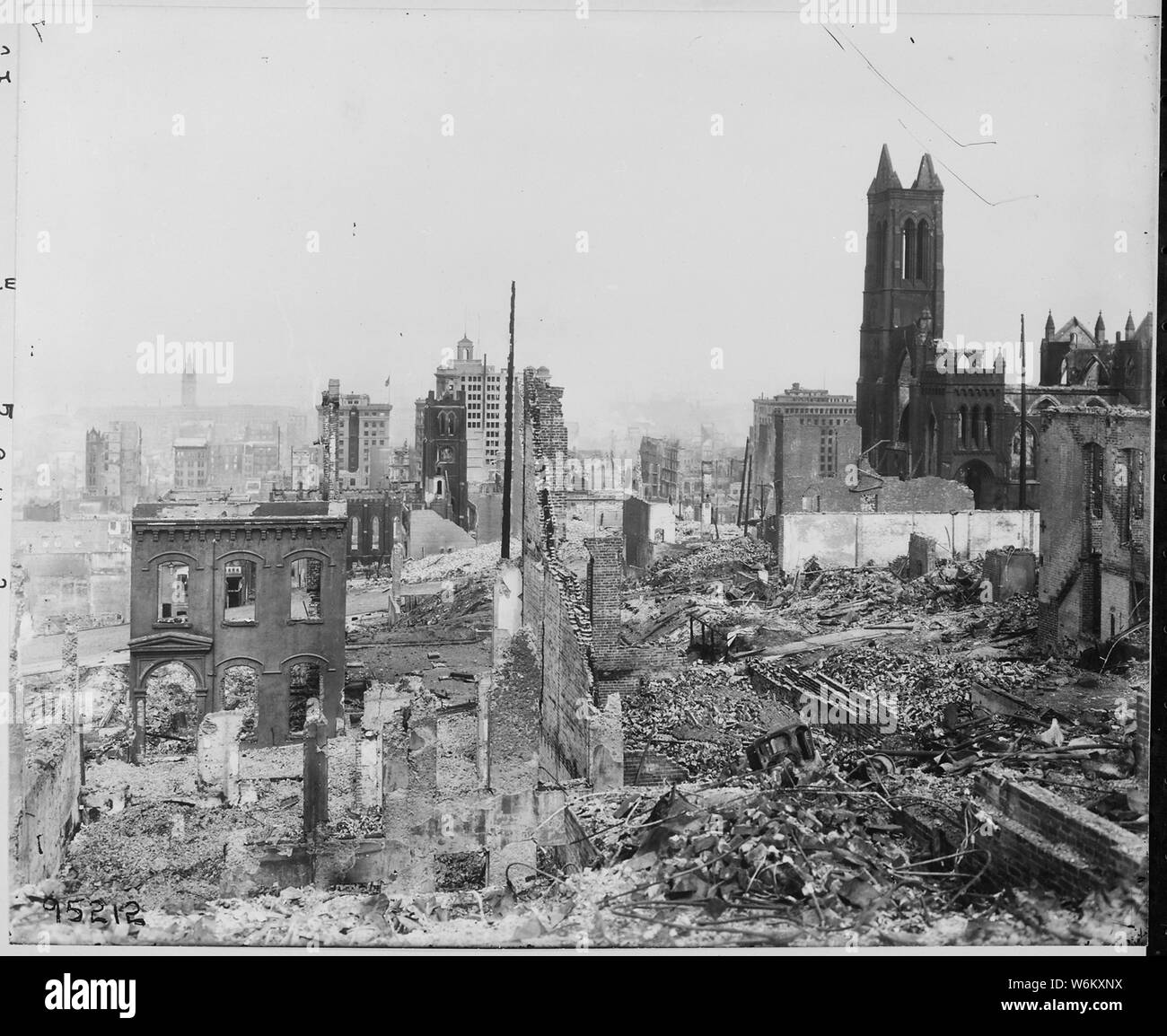 Tremblement de terre de San Francisco de 1906 : [c'est peut-être la colline de Fairmont, à l'ouest de Taylor Street, au sud de la rue d'argile, au nord de Pine Street, et à l'Est de l'Embarcadero Street. Le Ferry Building, avec l'horloge dans la tour, est montré au loin sur la gauche. Saint Mary's Church à DuPont et Californie rues ; Merchants' Exchange Building ; et la construction des usines sont également indiqués Banque D'Images