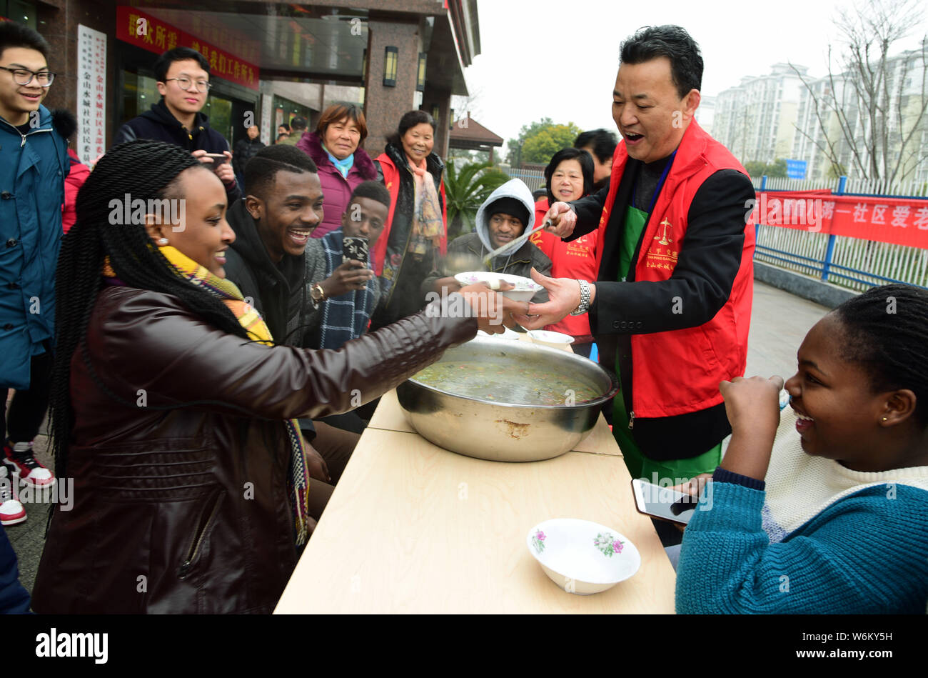 Les étudiants étrangers au goût Laba porridge à Zhenjiang Jiangsu University city, Jiangsu province de Chine orientale, le 22 janvier 2018. Le Festival de Laba, un t Banque D'Images