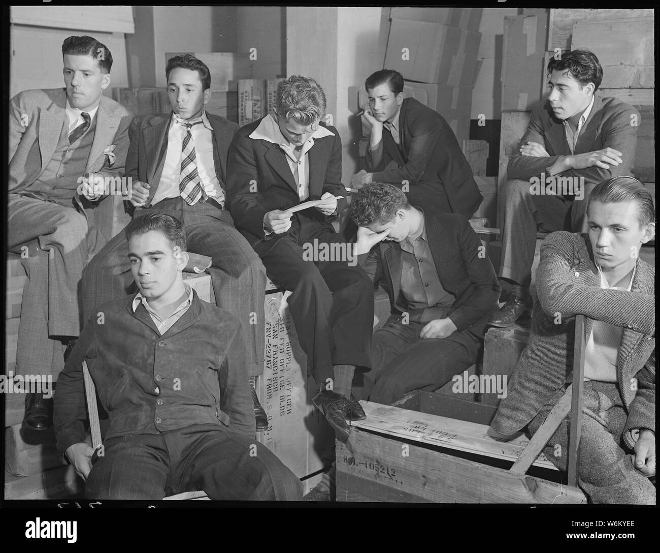 San Francisco, Californie. Tourner autour. Une des solutions pour en avoir assez de tourner autour. Un groupe de recrues de la marine a accepté de recevoir les dernières instructions avant de vous inscrire à l'inscription. Interrogés, tous d'entre eux ont donné comme raison pour l'enrôlement, le désir d'apprendre un métier. La plupart de ces garçons viennent des zones rurales ; un tiers d'entre eux avaient les documents de libération de Civilian Conservation Corp Banque D'Images