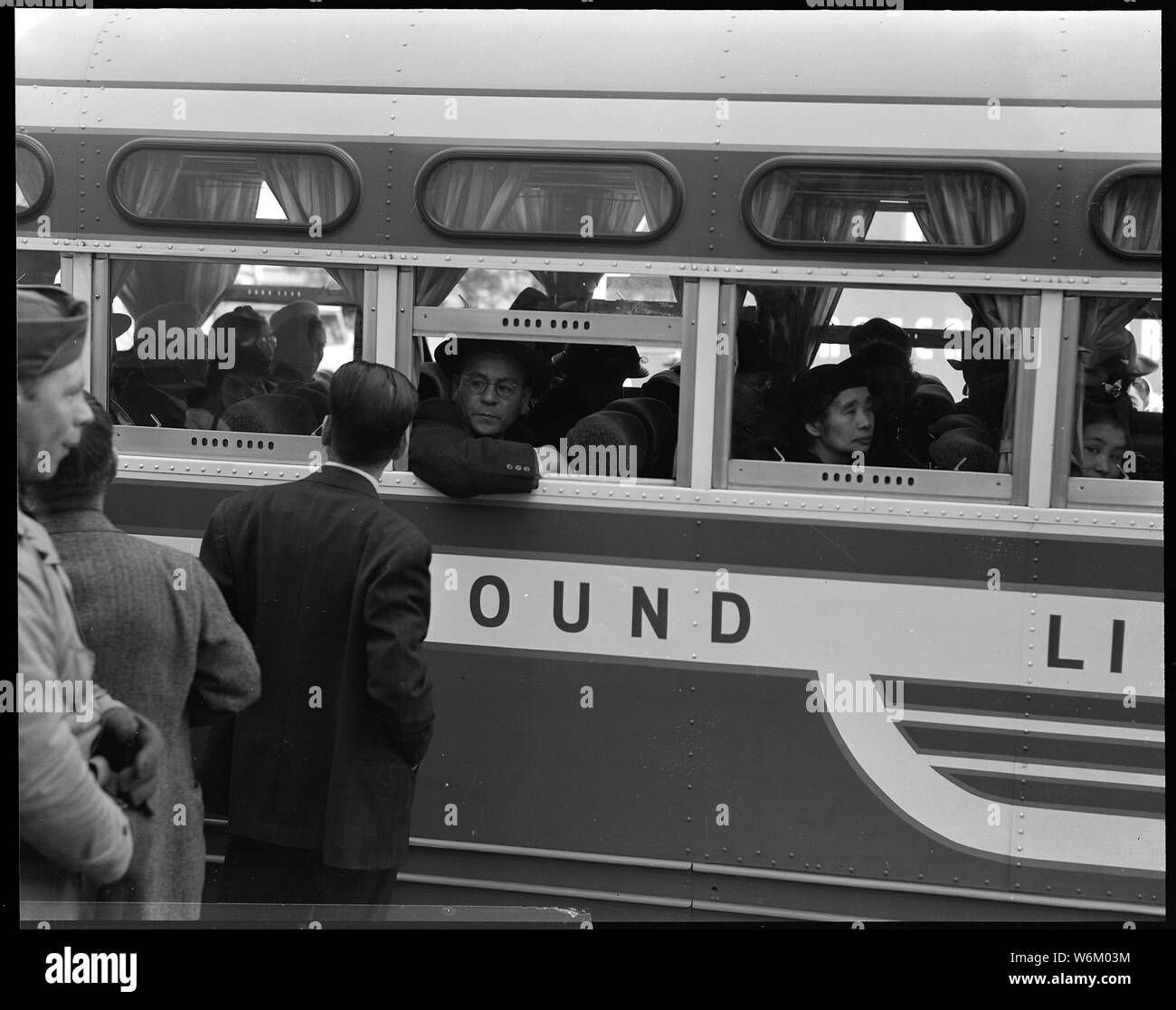 San Francisco, Californie. Ce bus chargé avec des personnes d'origine japonaise, est lié pour Tanfora . . . ; Portée et contenu : la légende complète pour cette photographie se lit comme suit : San Francisco, Californie. Ce bus chargé avec des personnes d'origine japonaise, est à destination de Tanforan Assemblée Générale centre sur le premier jour de l'évacuation des Japonais trimestre. Banque D'Images