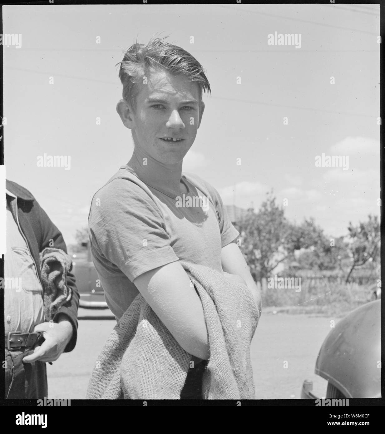 San Leandro, Californie. Les jeunes sur le soulagement. L'attente dans la ligne de produits excédentaires Banque D'Images