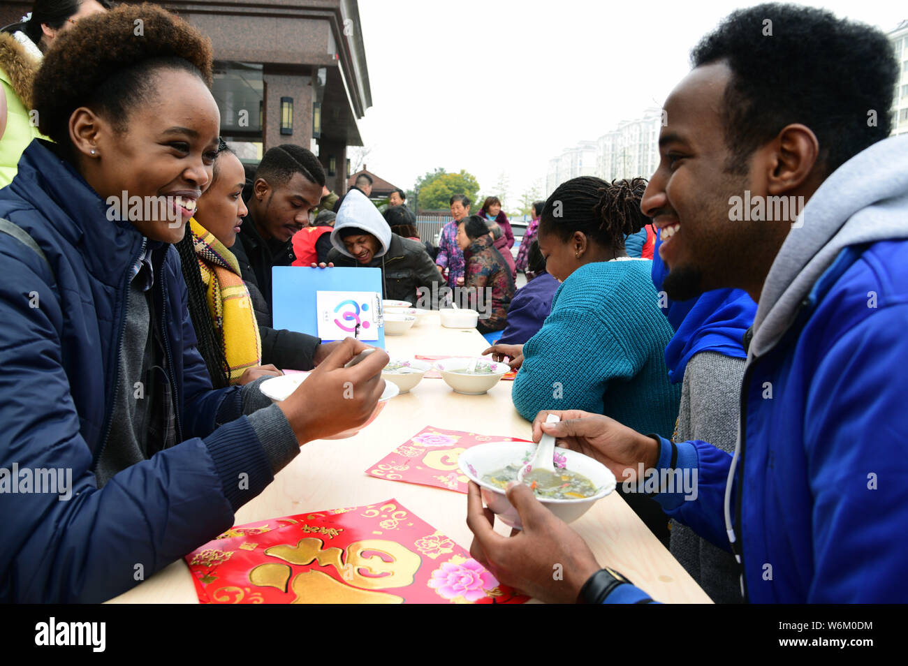 Les étudiants étrangers au goût Laba porridge à Zhenjiang Jiangsu University city, Jiangsu province de Chine orientale, le 22 janvier 2018. Le Festival de Laba, un t Banque D'Images