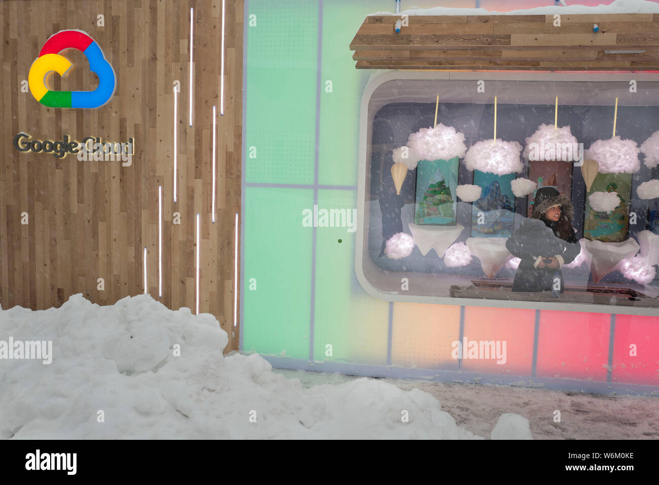 Un logo de google Cloud est photographié devant le 48e Forum économique mondial (WEF) de Davos, Suisse, 20 janvier 2018. Le monde Eco Banque D'Images