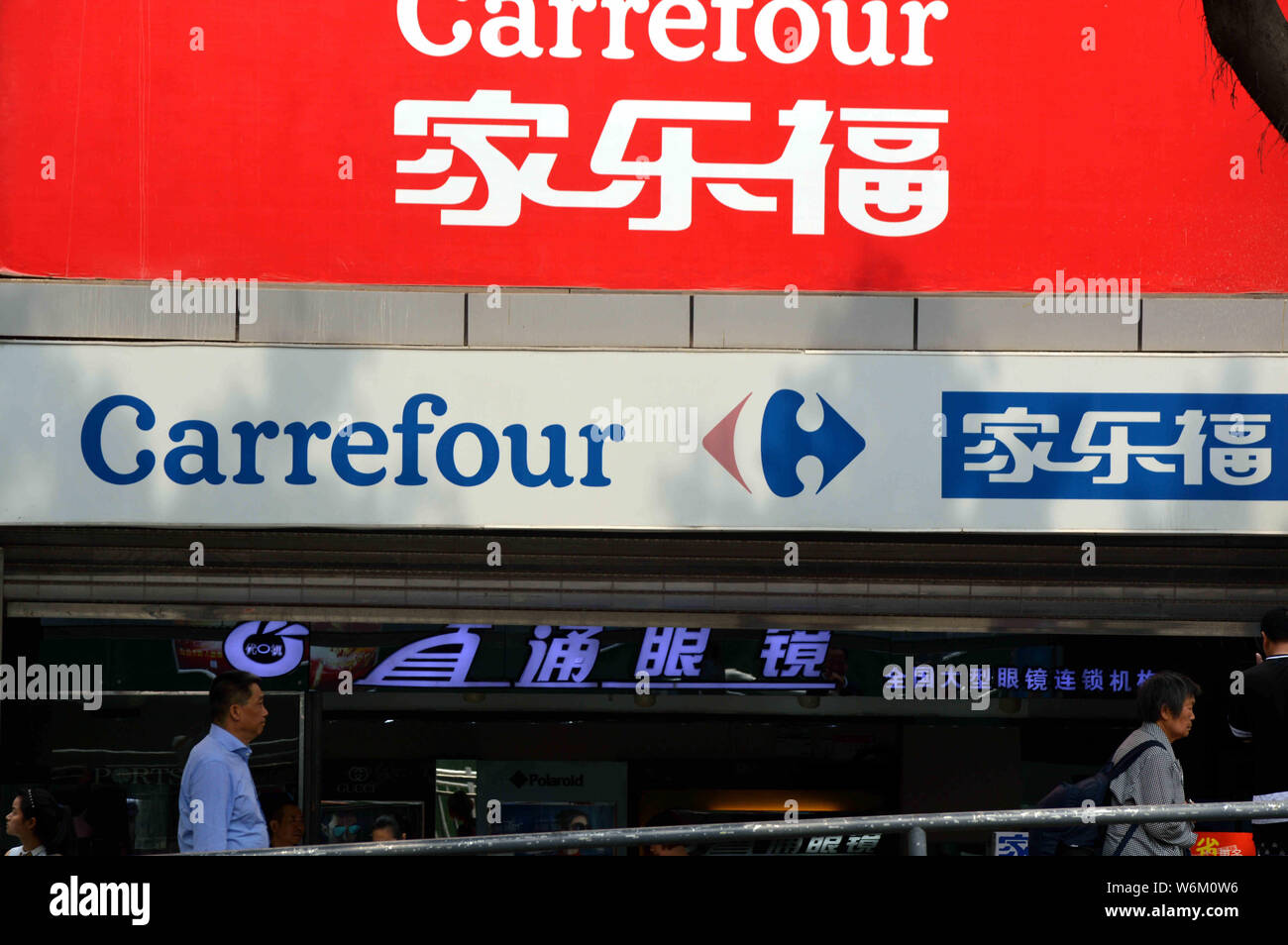 --FILE--piétons passent devant un supermarché de Carrefour à Chongqing, Chine, le 3 mai 2016. Les médias français que Carrefour détaillant peut vendre ses Banque D'Images