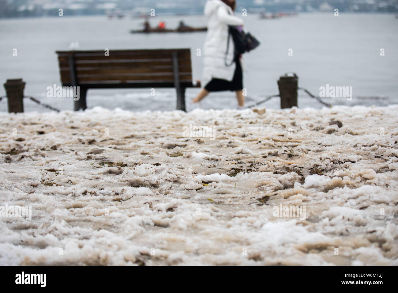 Vue sur la pelouse couverte de neige après avoir été écrasés au lac de l'Ouest dans la zone panoramique de la ville de Hangzhou, Zhejiang Province de Chine orientale, le 28 janvier 2018. Banque D'Images