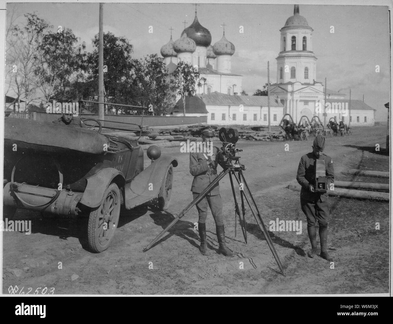 Signal Corps Unité photographique avec American Expeditionary Forces au nord de la Russie. Le Lieutenant Charles I. Reid sur la gauche ; Signal maître électricien Grier M. Shotwell à la droite. Dans l'arrière-plan est l'église du monastère de l'Archange., 06/25/1919 - Notes générales : utilisation de la guerre et des conflits Nombre 365 lors de la commande d'une reproduction ou demande d'informations sur cette image. Banque D'Images