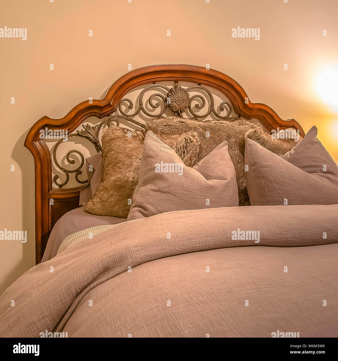 Lit avec tête de lit en fer forgé et bois à l'intérieur de la chambre d'une  maison Photo Stock - Alamy
