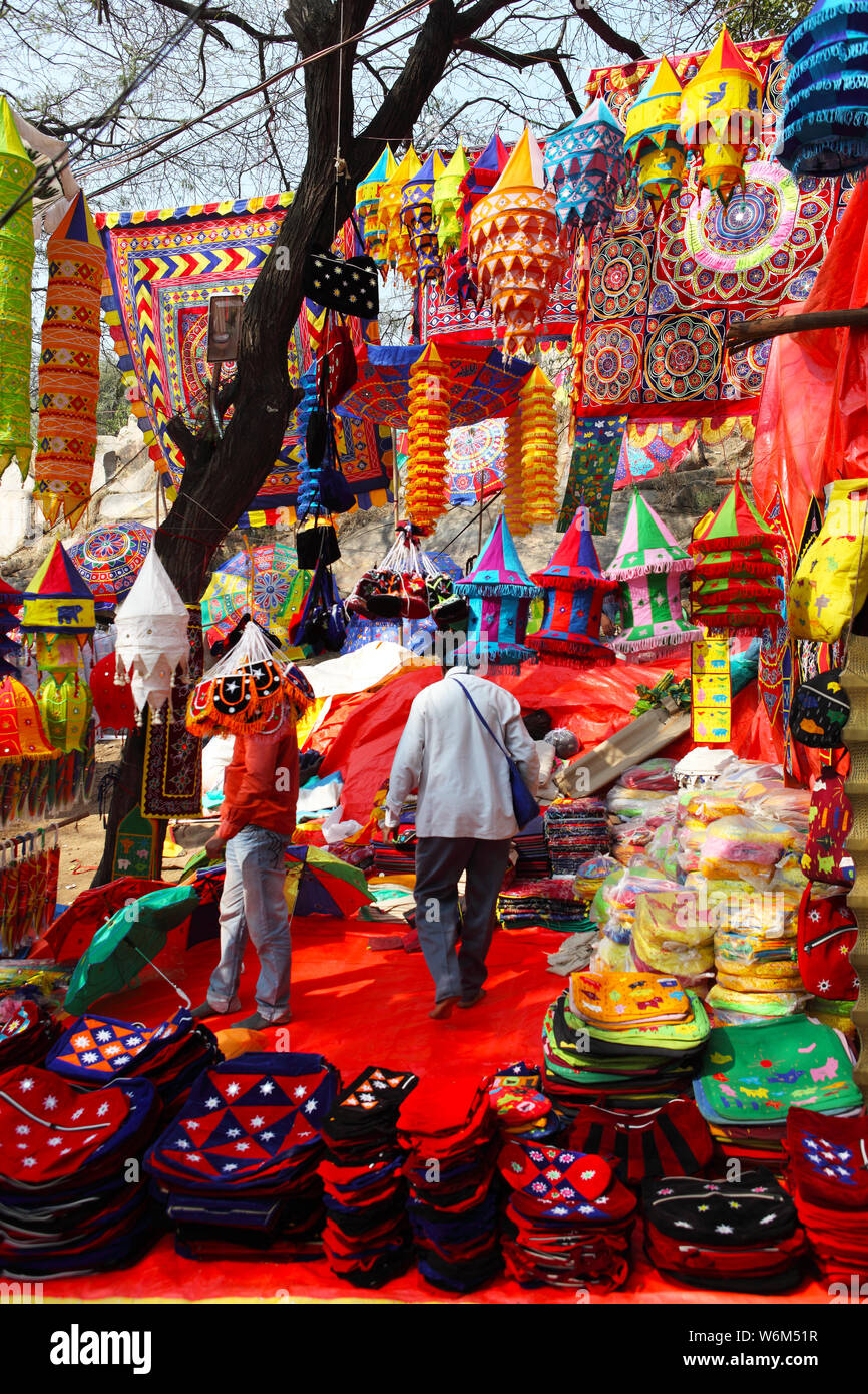 Lanternes colorées la pendaison pour vente à Surajkund Artisanat Mela, Surajkund, Faridabad, Haryana, Inde Banque D'Images