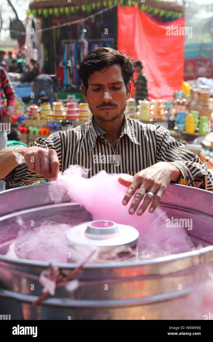 Vendeur de fabrication de candyfloss à Surajkund Crafts Mela, Surajkund, Faridabad, Haryana, Inde Banque D'Images