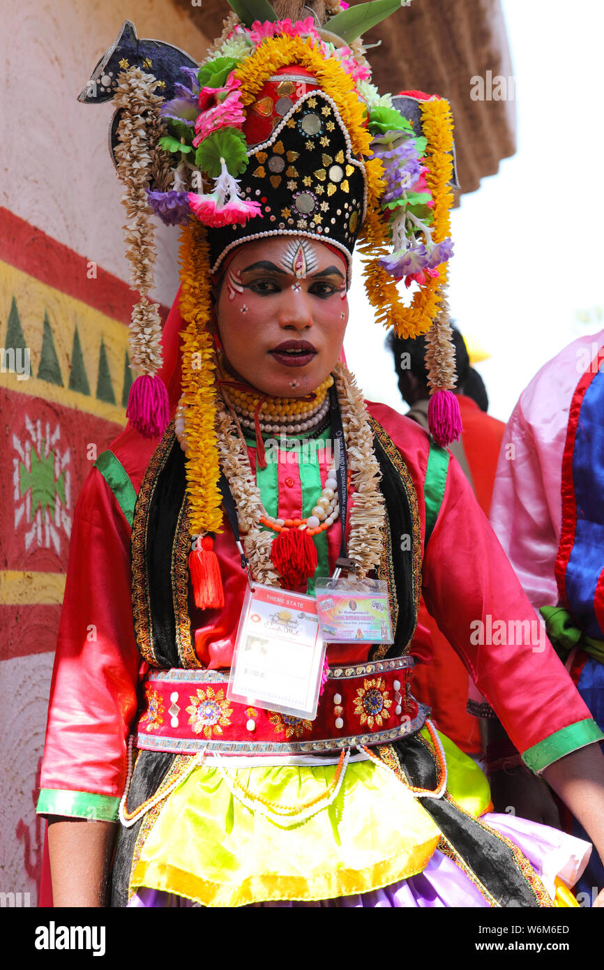 Indien tribal exécutant à Surajkund Crafts Mela, Surajkund, Faridabad, Haryana, Inde Banque D'Images