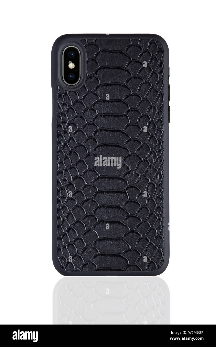 Étui en cuir de téléphone noir sur blanc fond isolé, classic design accessoires. Banque D'Images