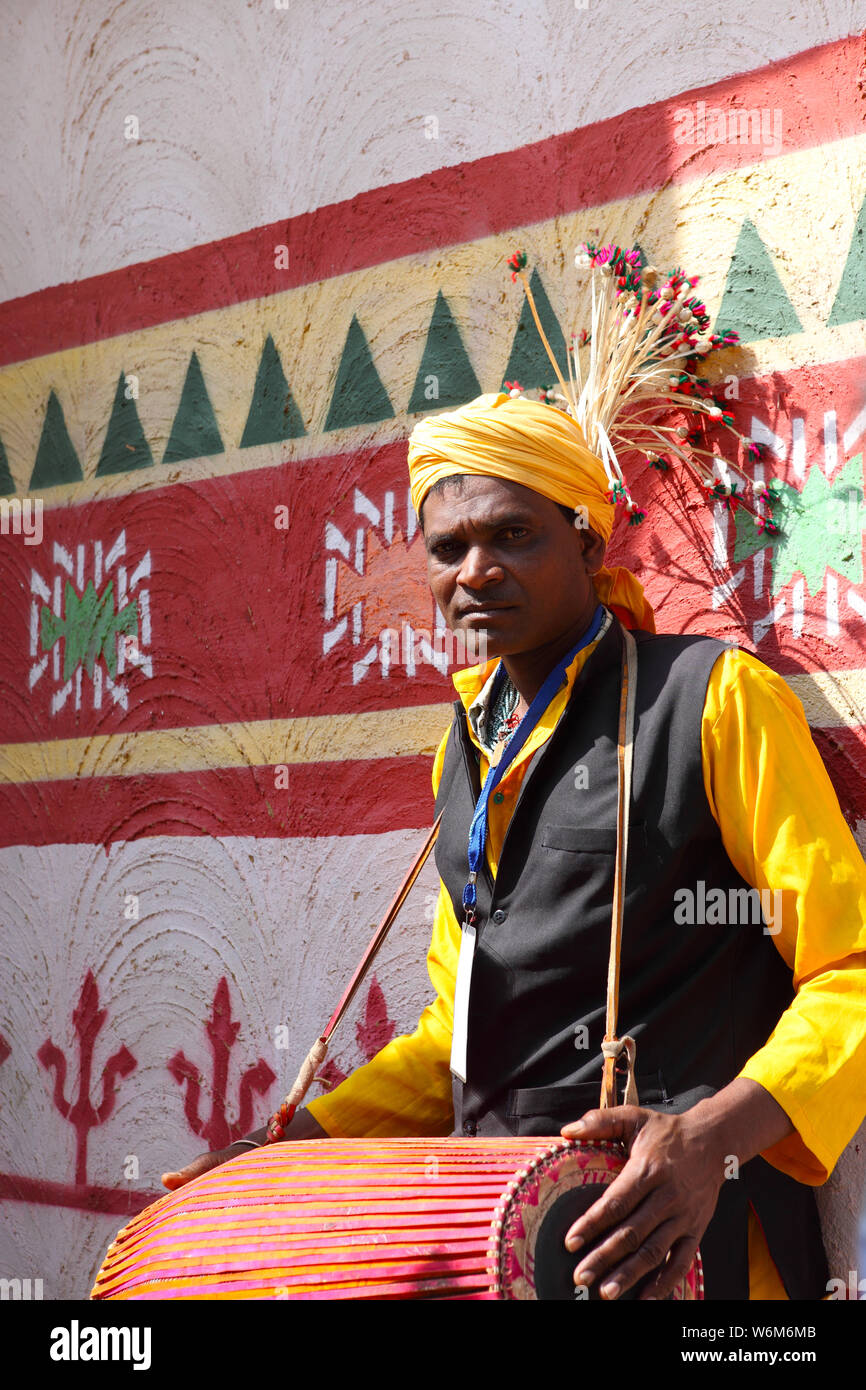 Indien tribal jouant dholak à Surajkund Crafts Mela, Surajkund, Faridabad, Haryana, Inde Banque D'Images