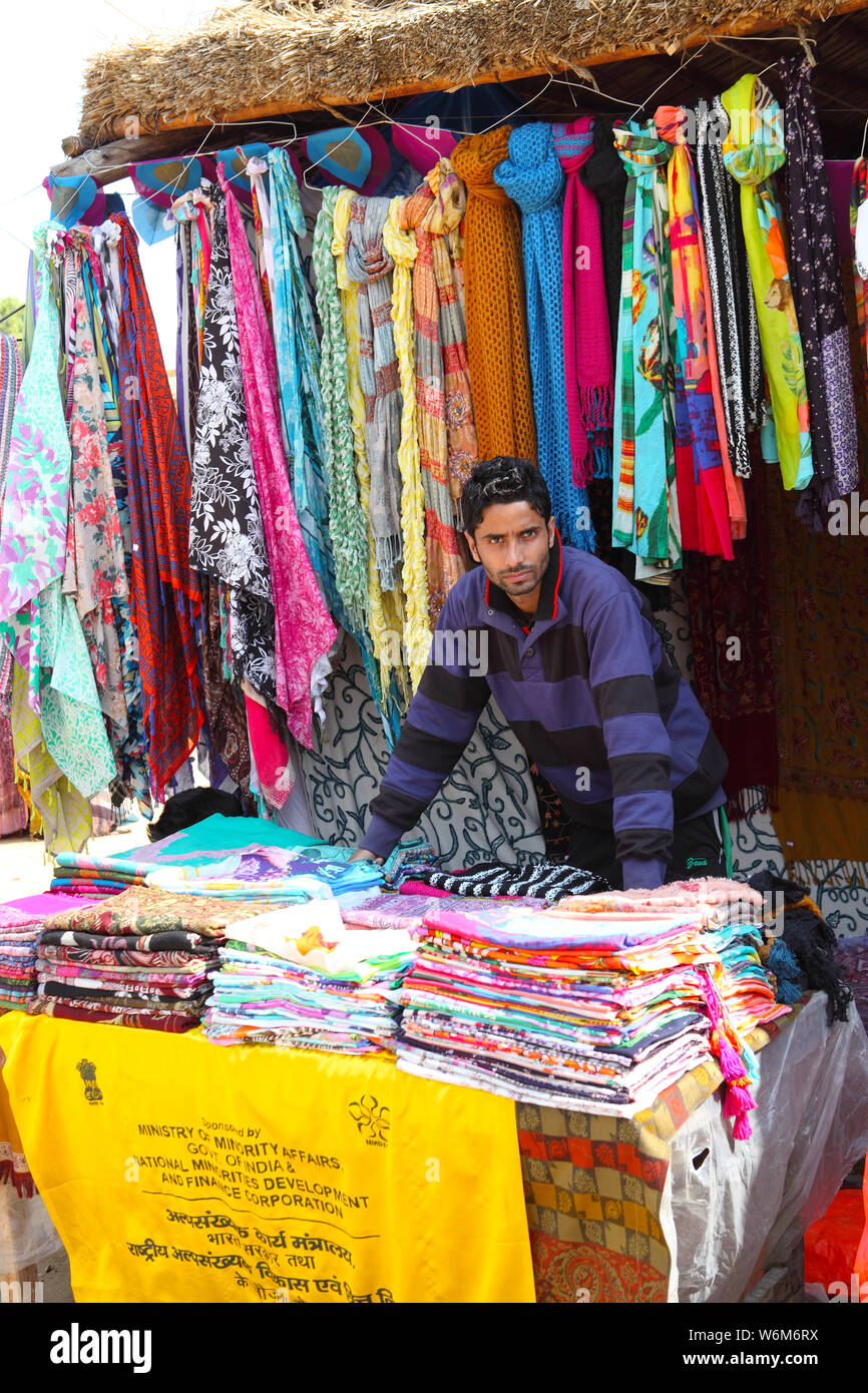 Magasin de vêtements à Surajkund Crafts Mela, Surajkund, Faridabad, Haryana, Inde Banque D'Images
