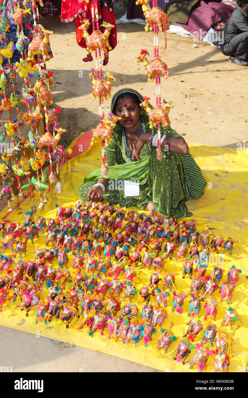 Femme vendant des pièces d'exposition à Surajkund Crafts Mela, Surajkund, Faridabad, Haryana, Inde Banque D'Images