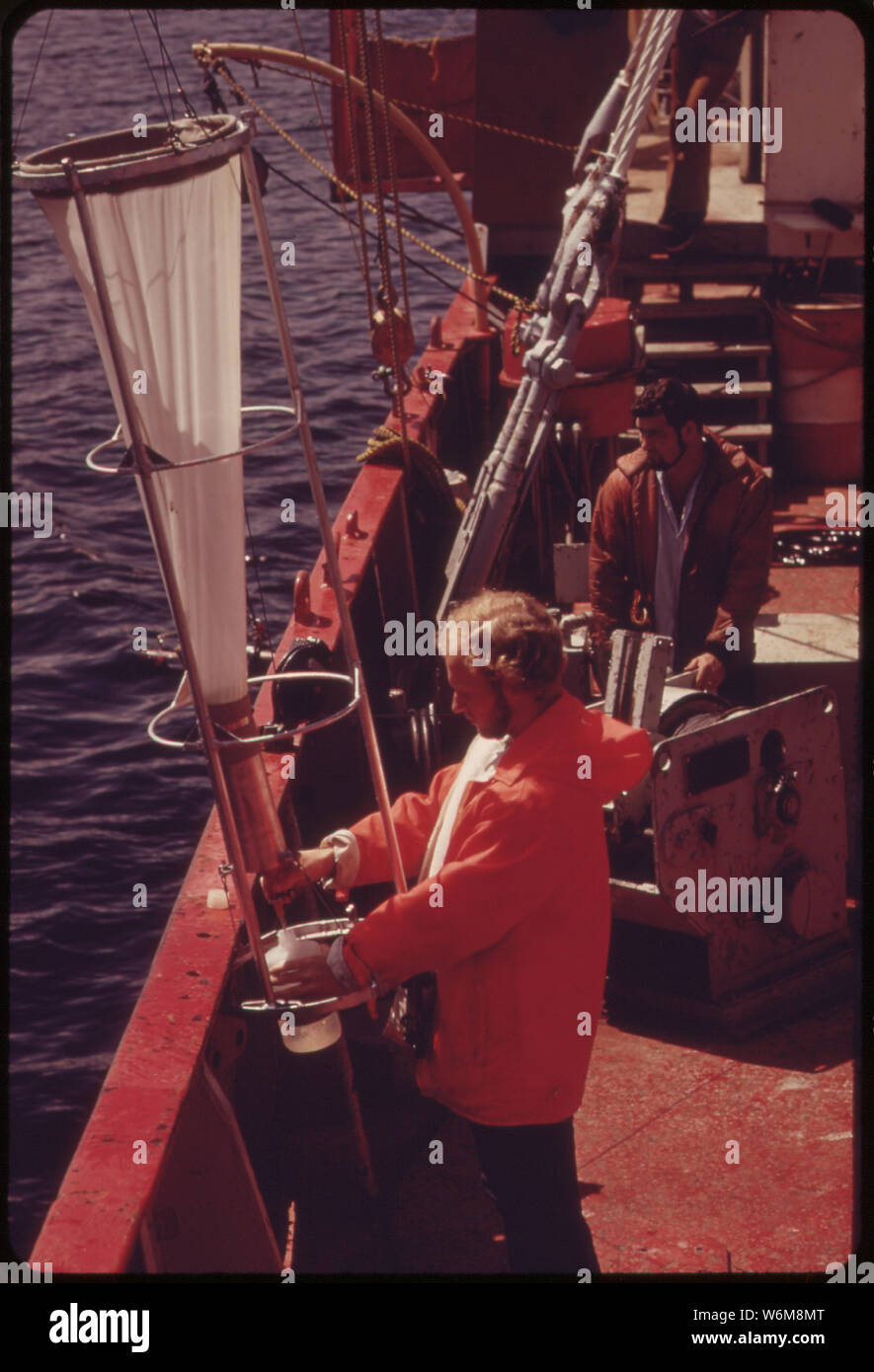 Le MARTIN KARLSEN, UN NAVIRE CANADIEN, EST UN LABORATOIRE FLOTTANT À PARTIR DE LAQUELLE LES SCIENTIFIQUES SONT L'ANALYSE DES CARACTÉRISTIQUES PHYSIQUES, CHIMIQUES ET BIOLOGIQUES DES CONDITIONS MÉTÉOROLOGIQUES DANS LE LAC SUPÉRIEUR. Cette étude complète de l'eau douce est appelée la limnologie. Limnologiste draine contenu de filet à plancton en bouteille Laboratoire Banque D'Images