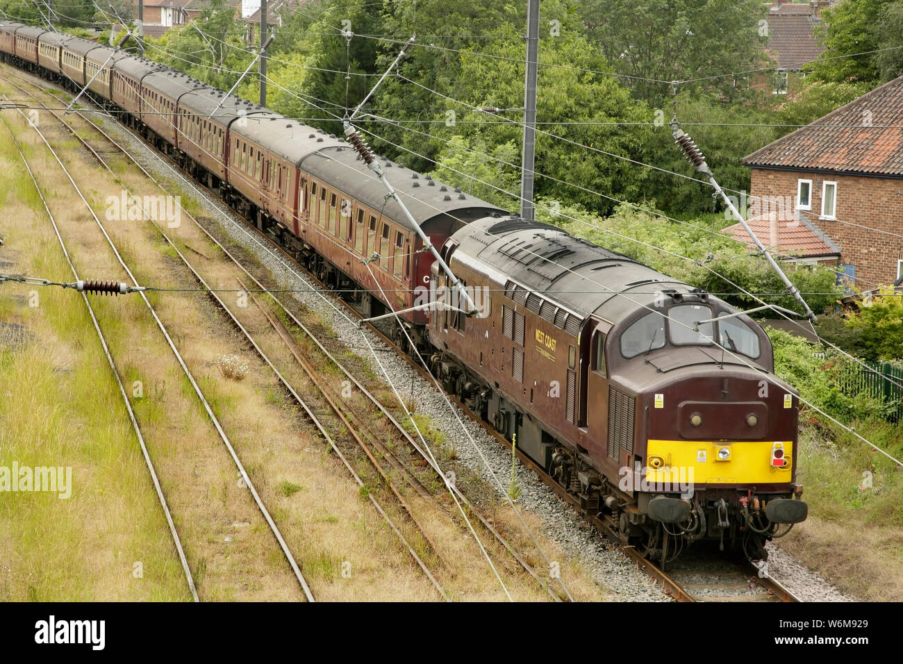 Chemins de fer de la côte ouest de la classe 37 en 37669 locomotive diesel d'évitement Holgate au sud de York, au Royaume-Uni avec l'encadrement vide stock. Banque D'Images